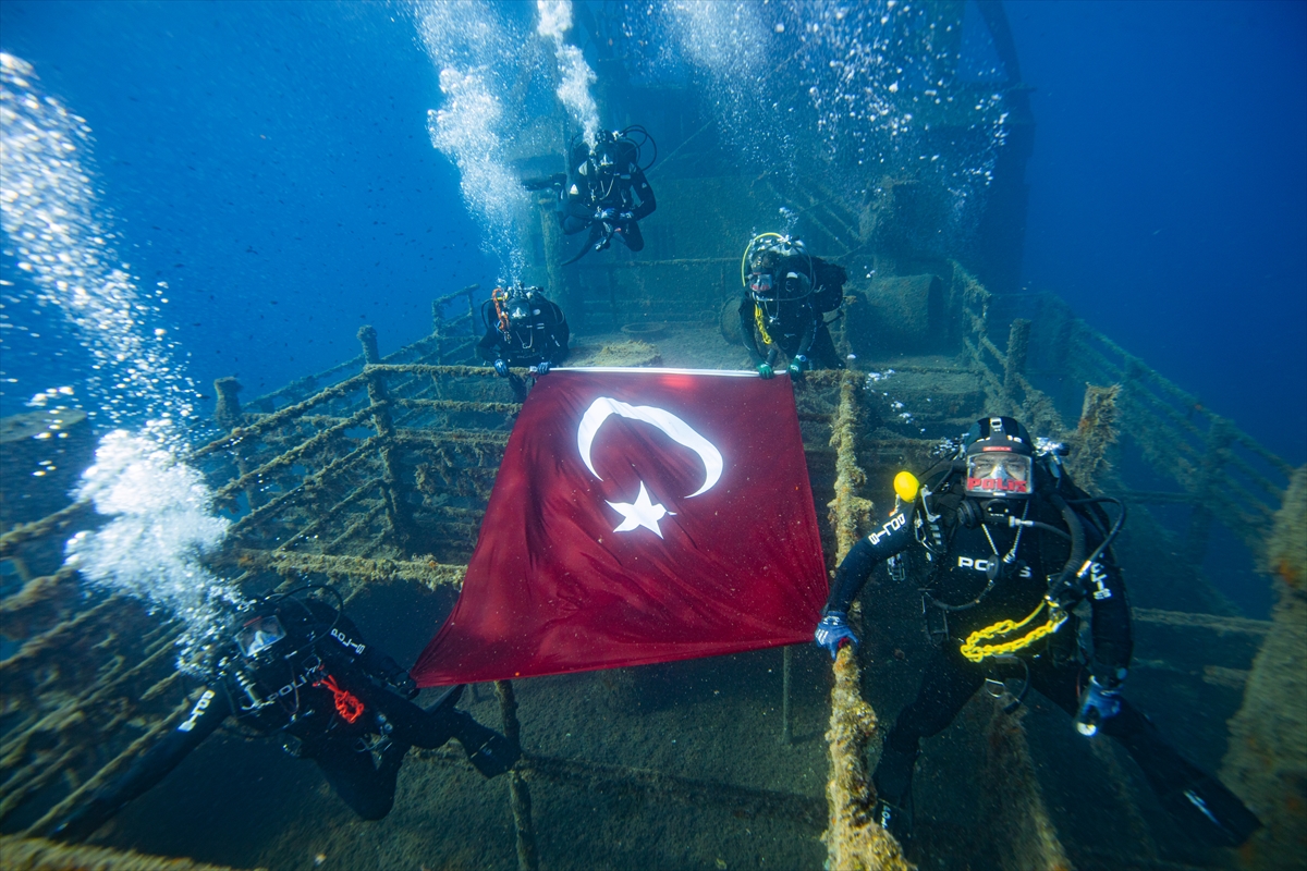 Su altında Cumhuriyet coşkusu