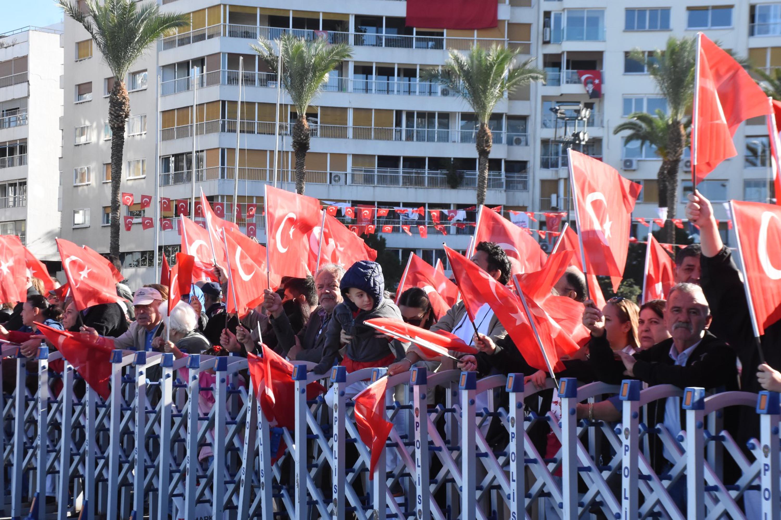 İzmir'de yer gök kırmızı beyaz!