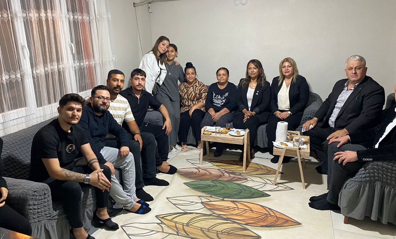 MHP İzmir'in “Hayırlı Günler Komşum, Derdin Derdimizdir” programları hızla ilerliyor 3 günde 400 ziyaret!