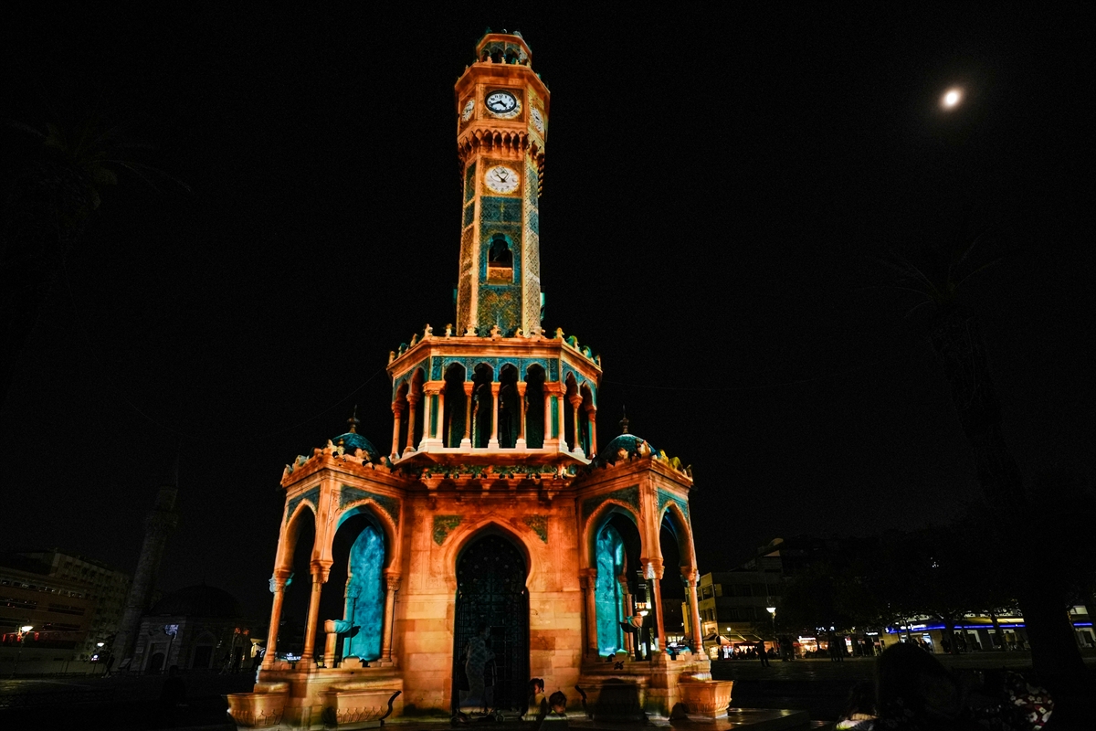 Konak Atatürk Meydanı'ndaki saat kulesine, zamanın akışını ve sonsuzluk temasını işleyen "Zamanın Hüneri" adlı dijital eser "mapping" tekniği kullanılarak yansıtıldı.