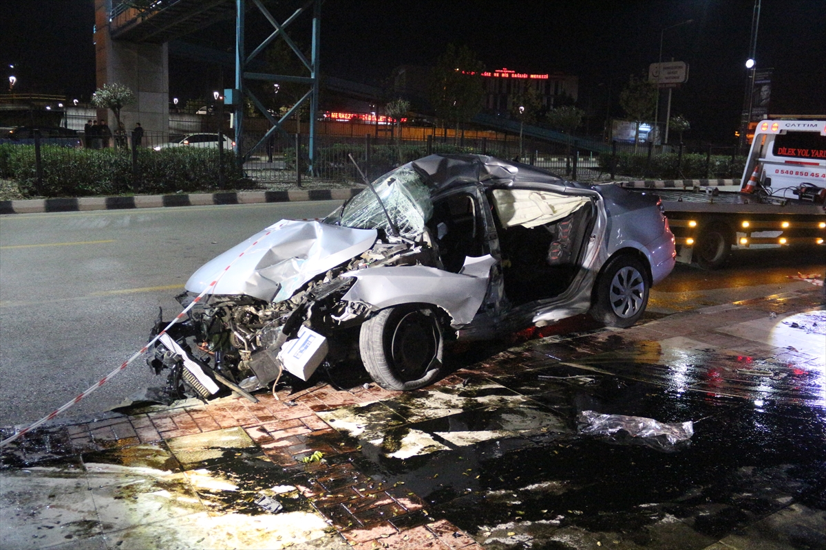 Aa 20251117 39728077 39728071 Manisada Ust Gecit Ayagina Carpan Otomobildeki 1 Kisi Oldu 3 Kisi Yaralandi (1)