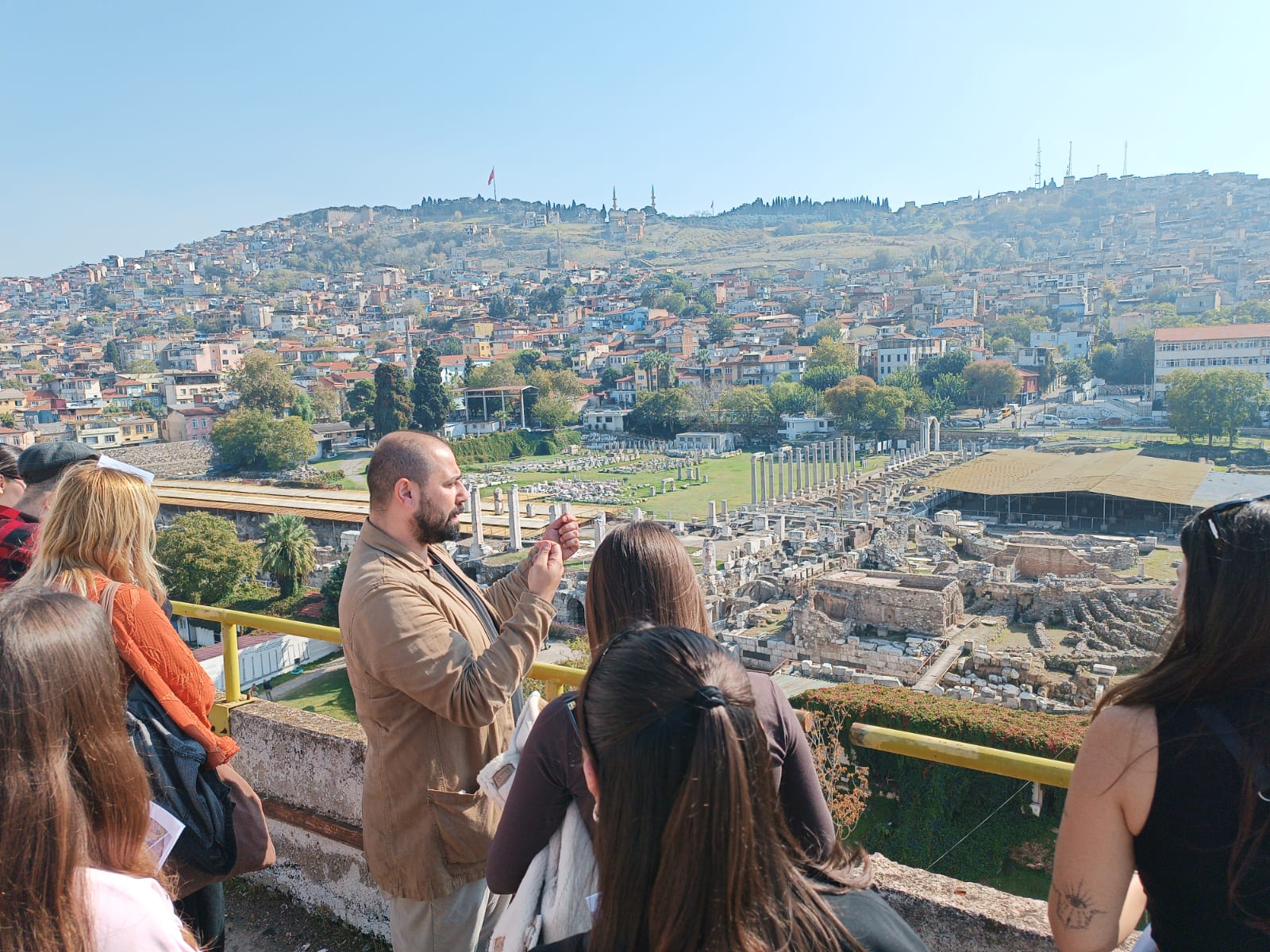 Kemeraltı, Havra, Agora Ve Basmane Hattında Yer Alan Tarihi Bölgeleri Gezen Öğrenciler, İzmir’in Zenginliklerini Fotoğraflarla Belgeledi Ardından Da Bu Kareleri Tablolara Dönüştürdü. 1