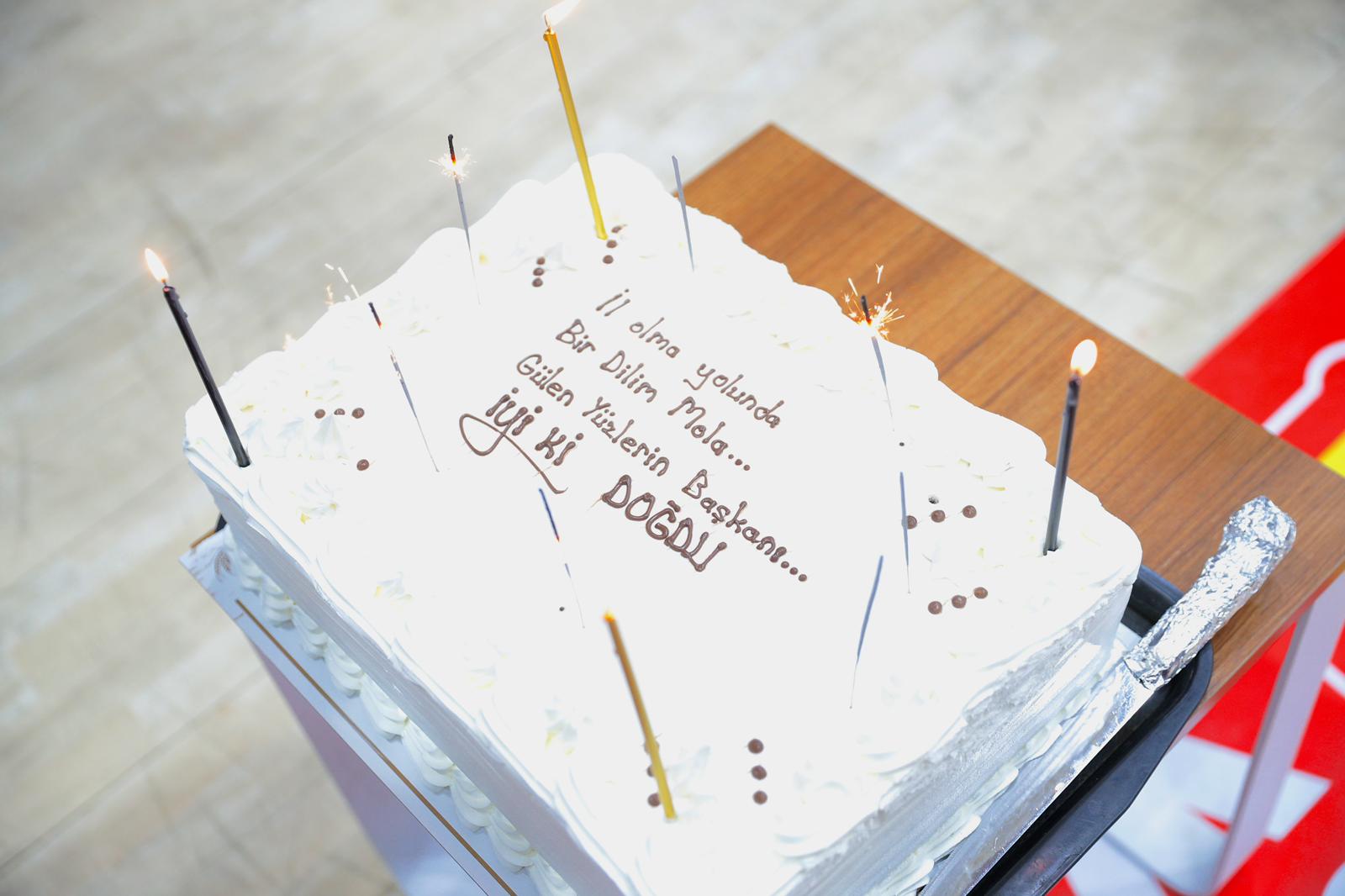 Aliağa Belediyesi Personelinden Başkan Serkan Acar’a Doğum Günü Sürprizi (12) (1)