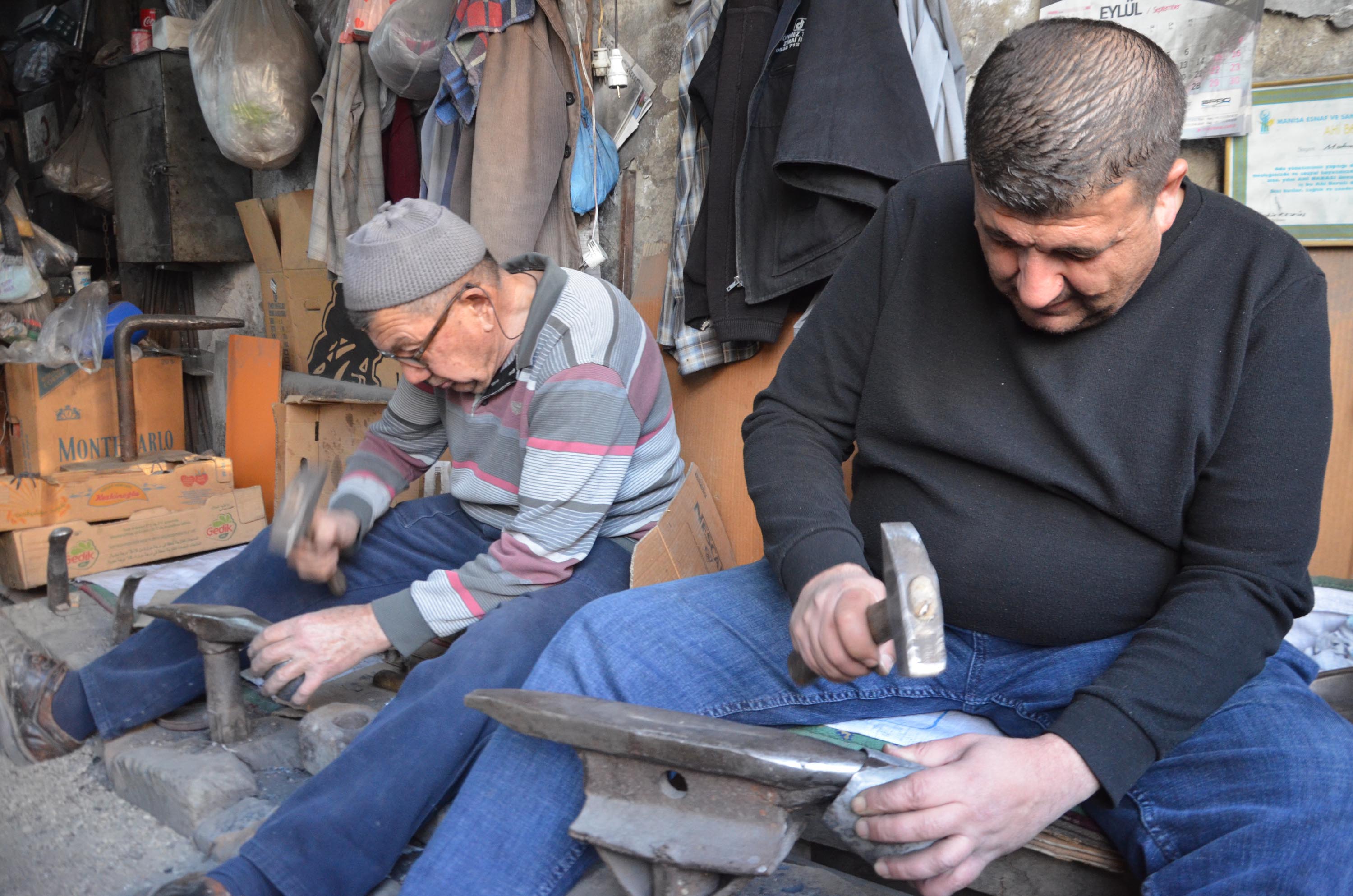 M A N I S A’ D A C A N C I L I K M E S L E G I 3 K U S A K T I R Y A 1074222 318753