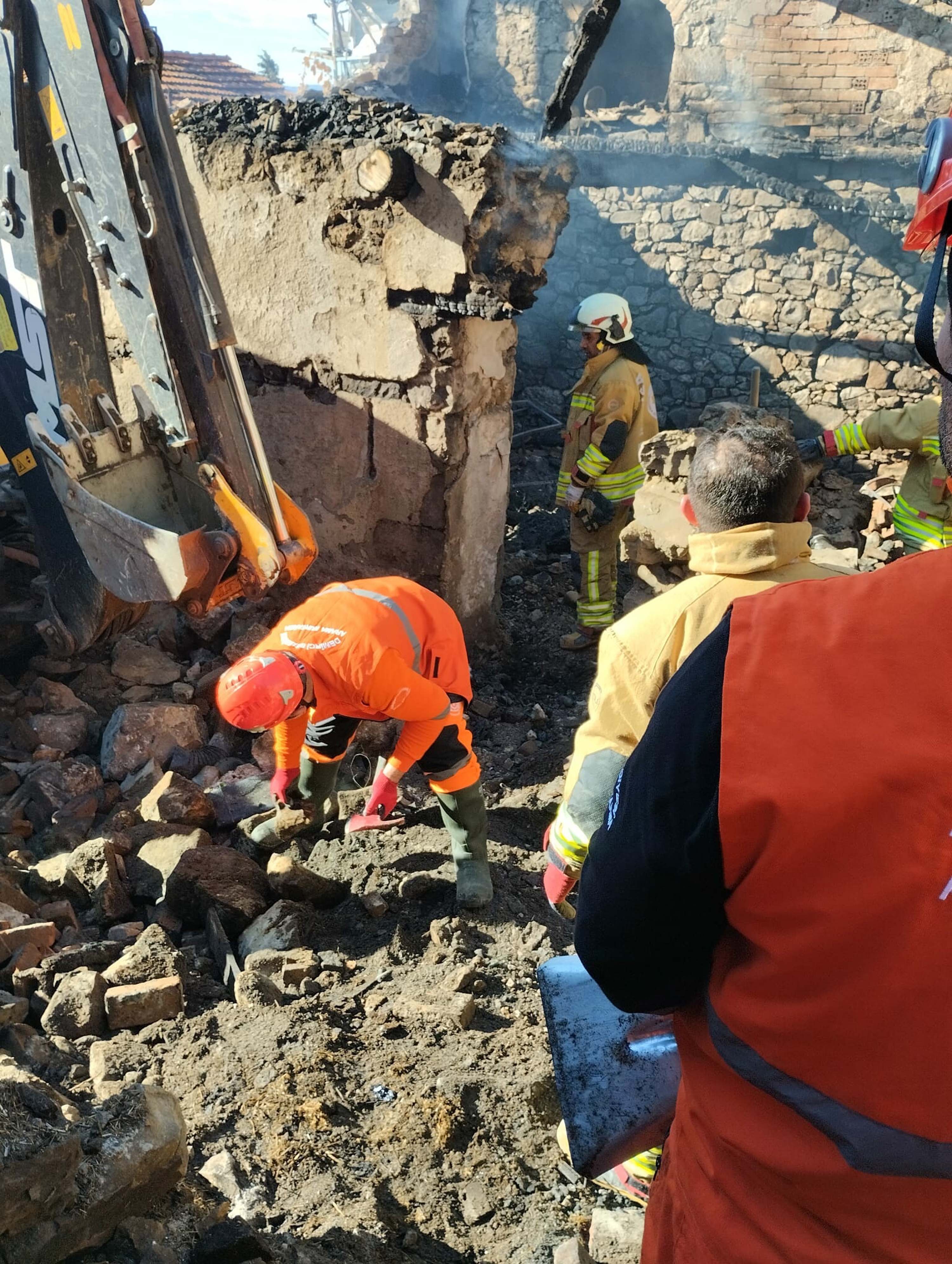 M A N I S A D A E V I Y A N A N K A D I N I N E N K A Z D A C A N S 1068719 317119