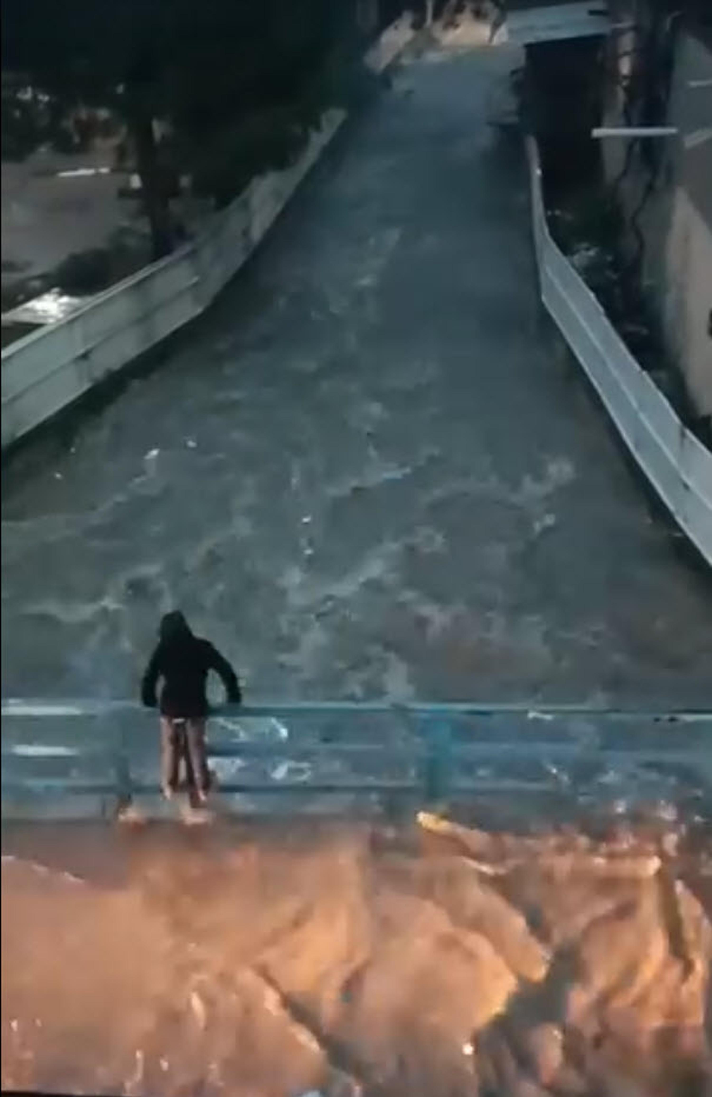 Izmirde Saganak Etkili Oldu (2) 1128318 334967 (1)