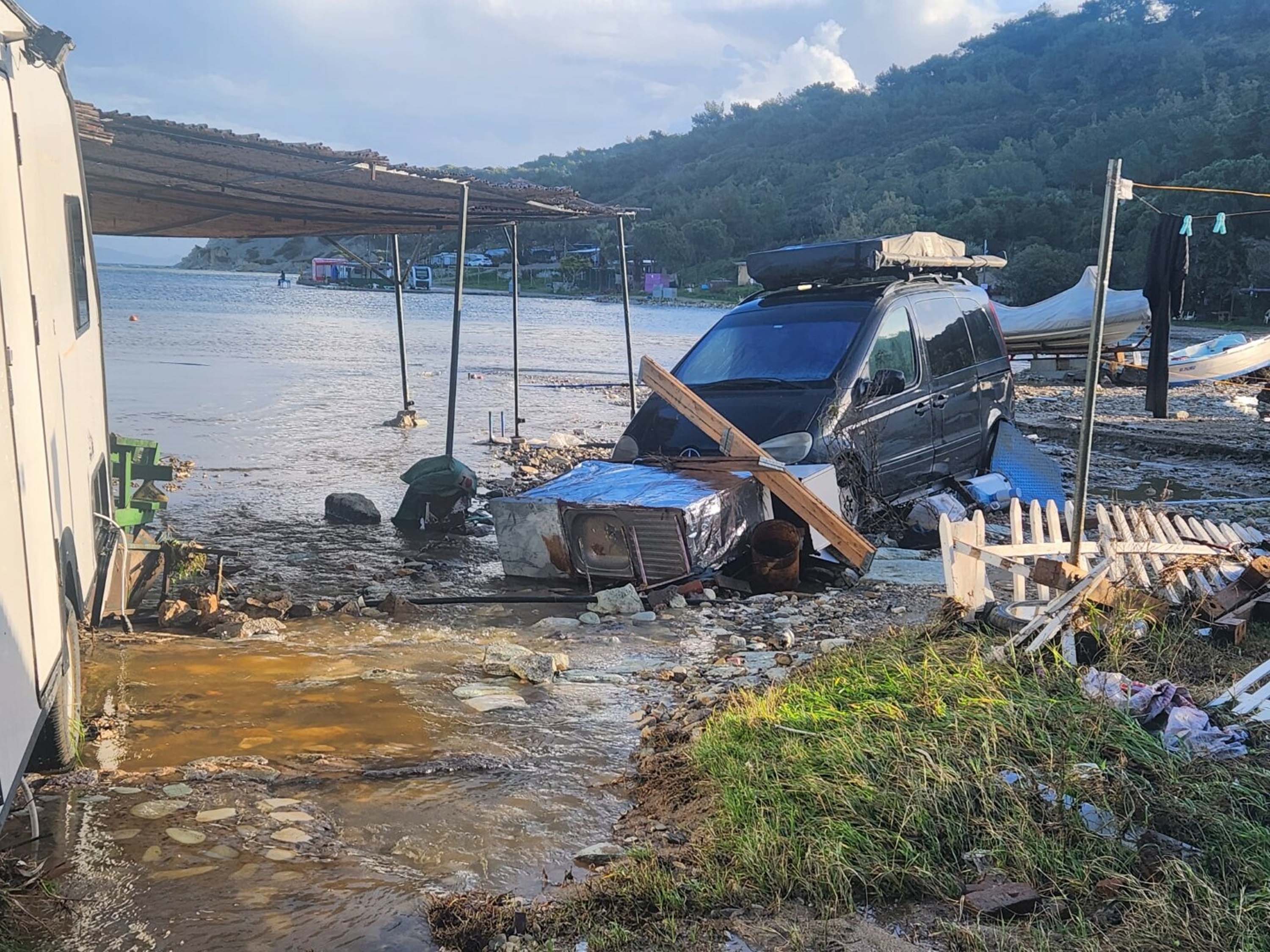 Izmir Focada Saganak Dereler Tasti De 1165512 346222 (1)