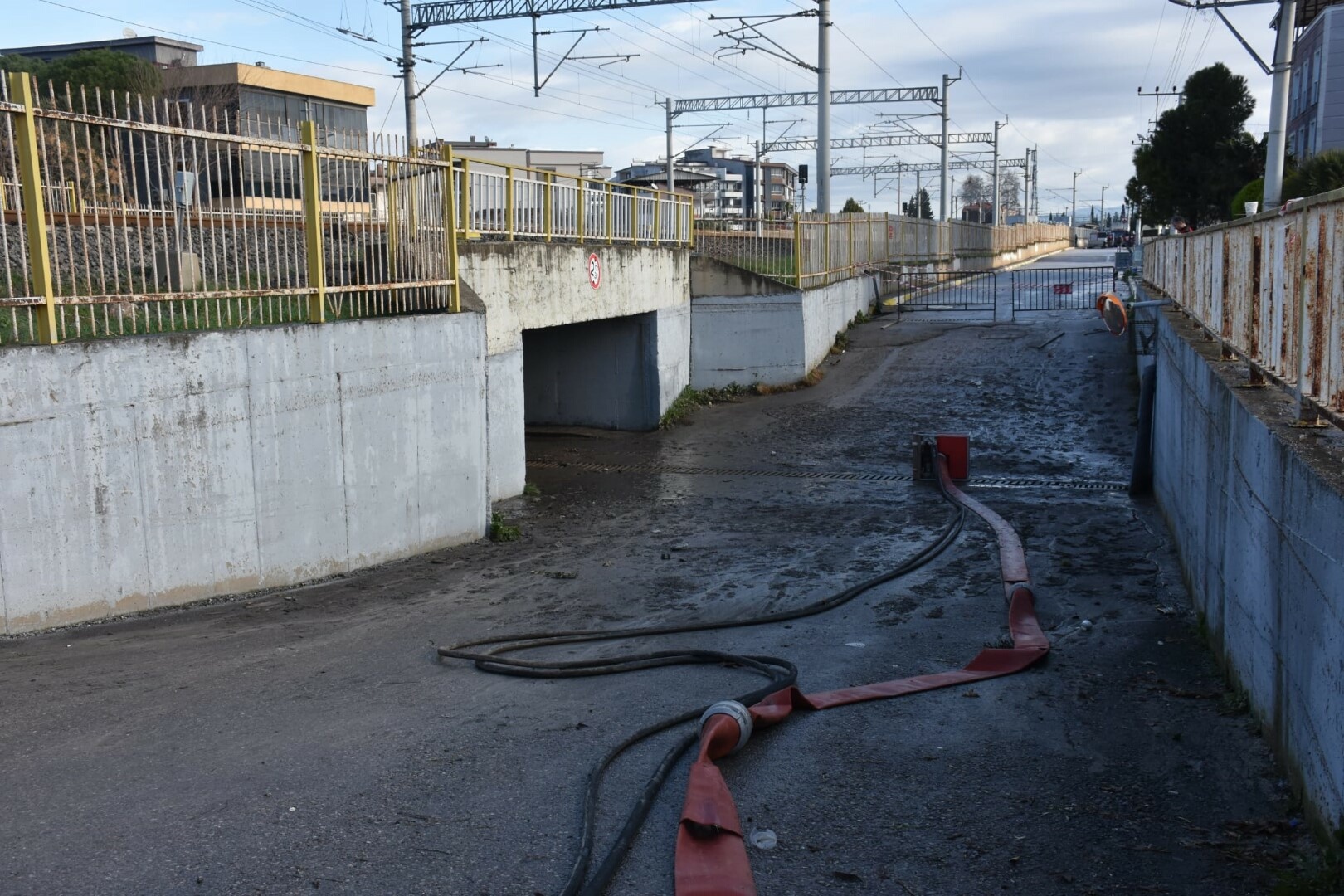 Kamyonet Surucusunun Oldugu Alt Gecitte 1153605 342561 (1)