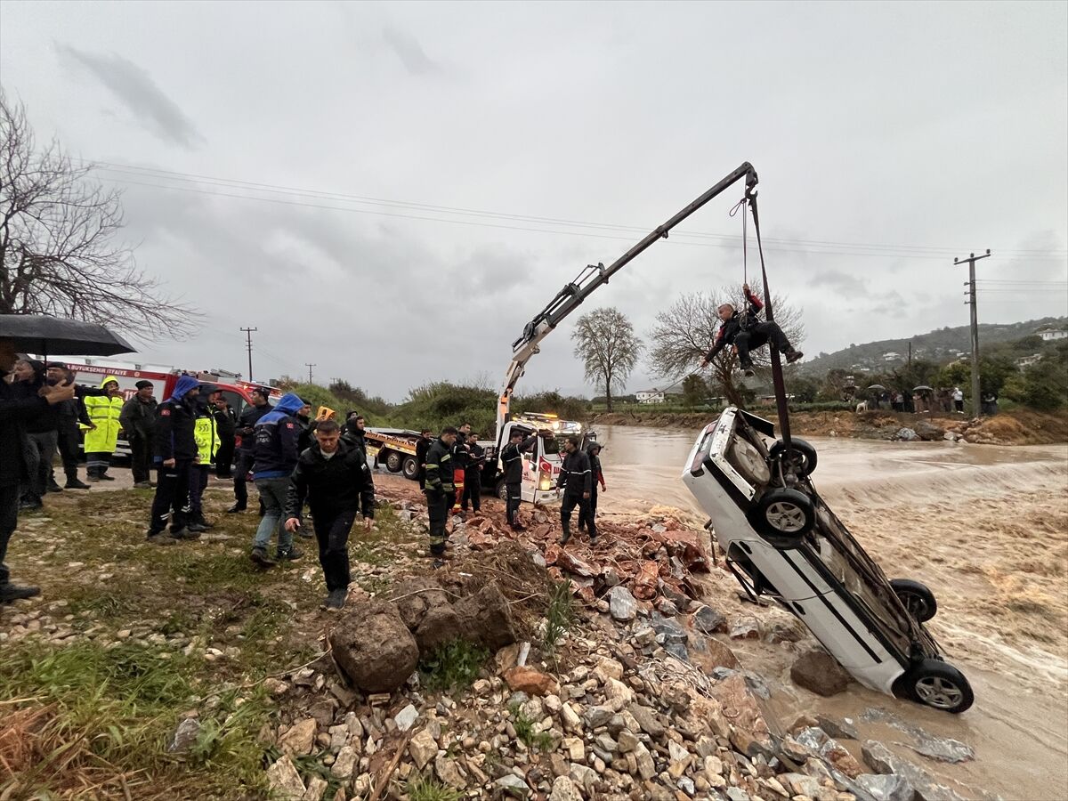 A A 20260328 40952610 40952609 M U G L A D A S E L E K A P I L A N O T O M O B I L D E K I 2 K I S I D E N B I R I O L D U D I G E R I K U R T A R I L D I