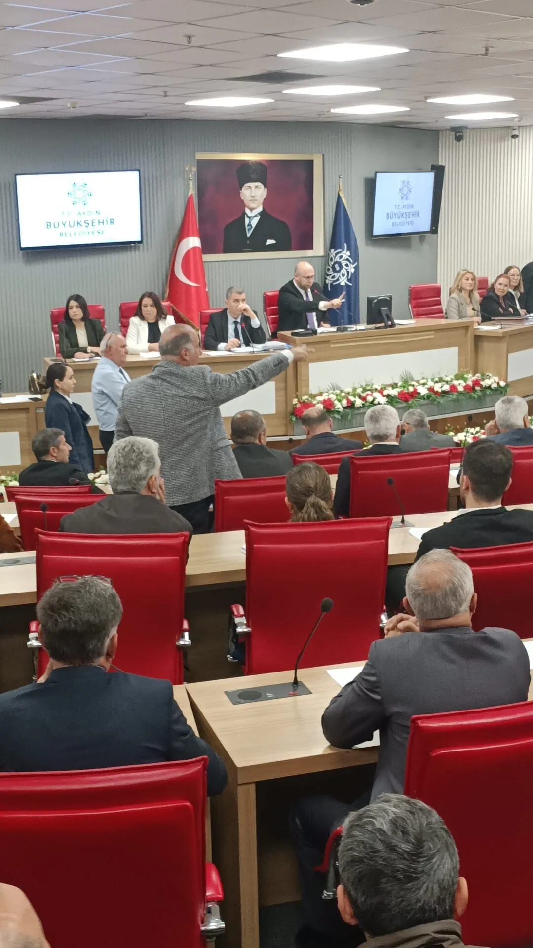 Buyuksehir Meclisinde Bacaksiz Ile Tansiyon Yukseldi 645656 Bd5Ab1E5F9Ed413A2Cd84D7Ae750F810