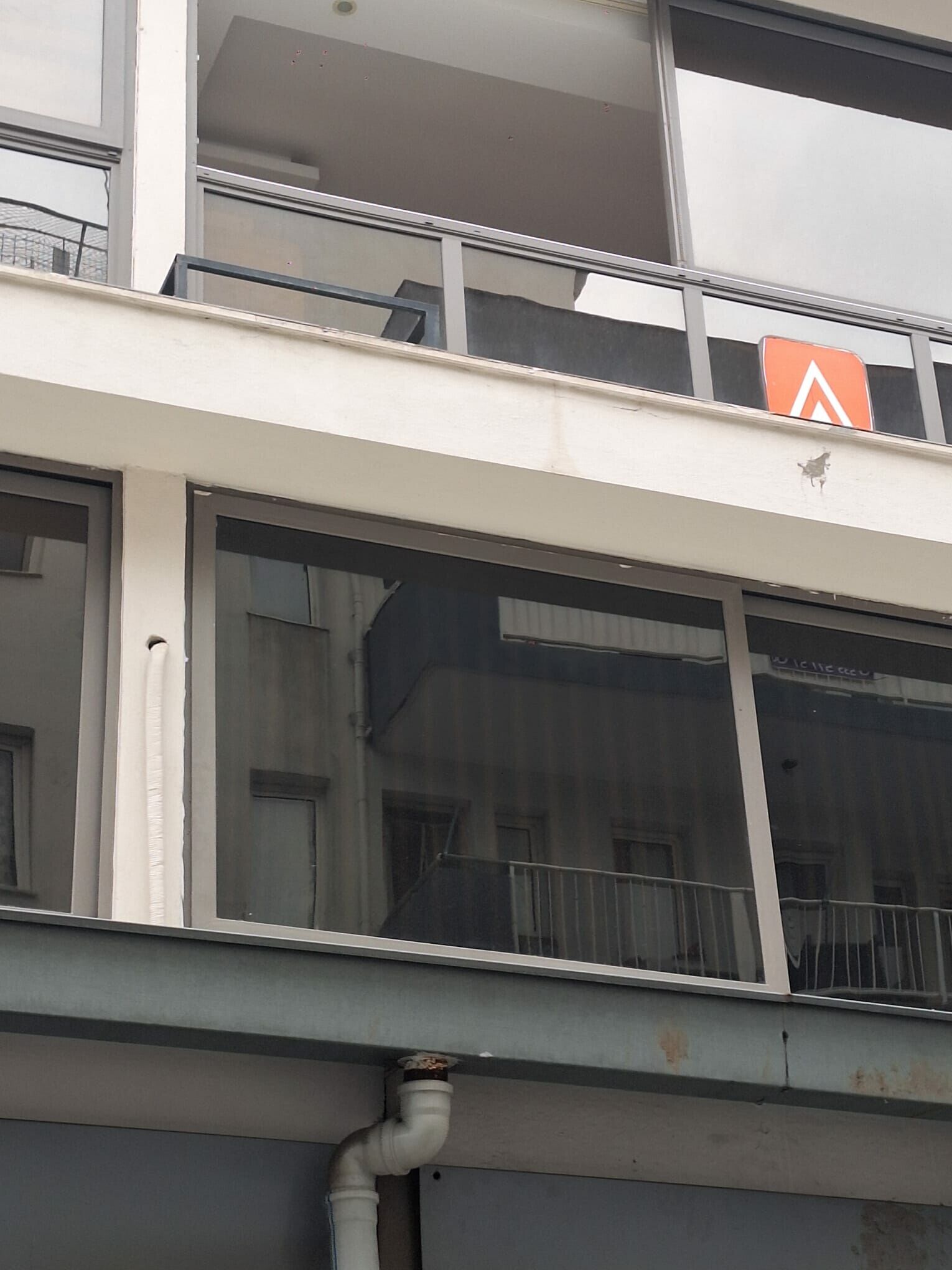 Is Merkezindeki Pencerenin Sokaga Dusmes 1232731 366611 (1)