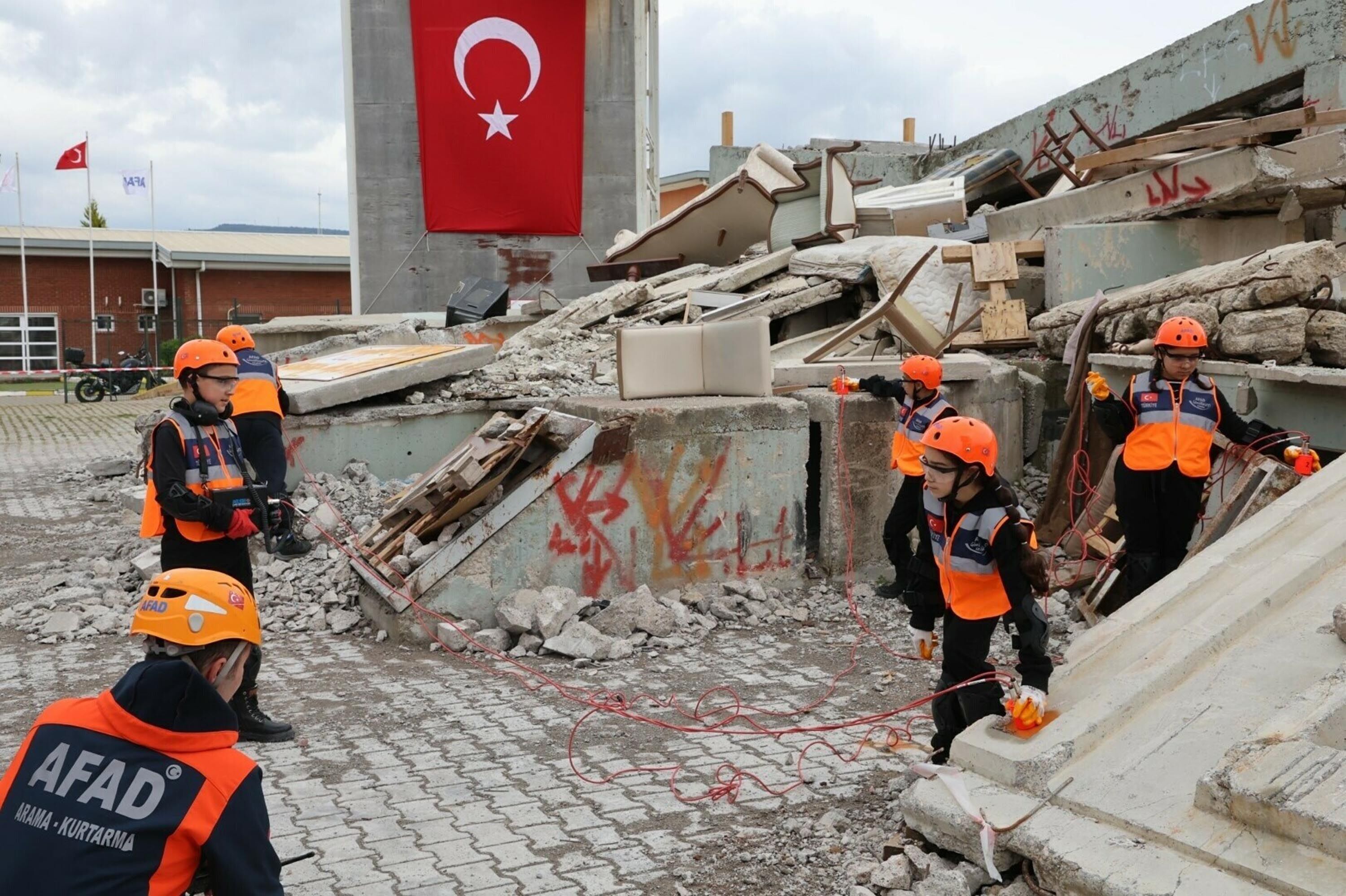 I Z M I R D E A F E T I C O C U K L A R Y O N E T T I 1275121 379492