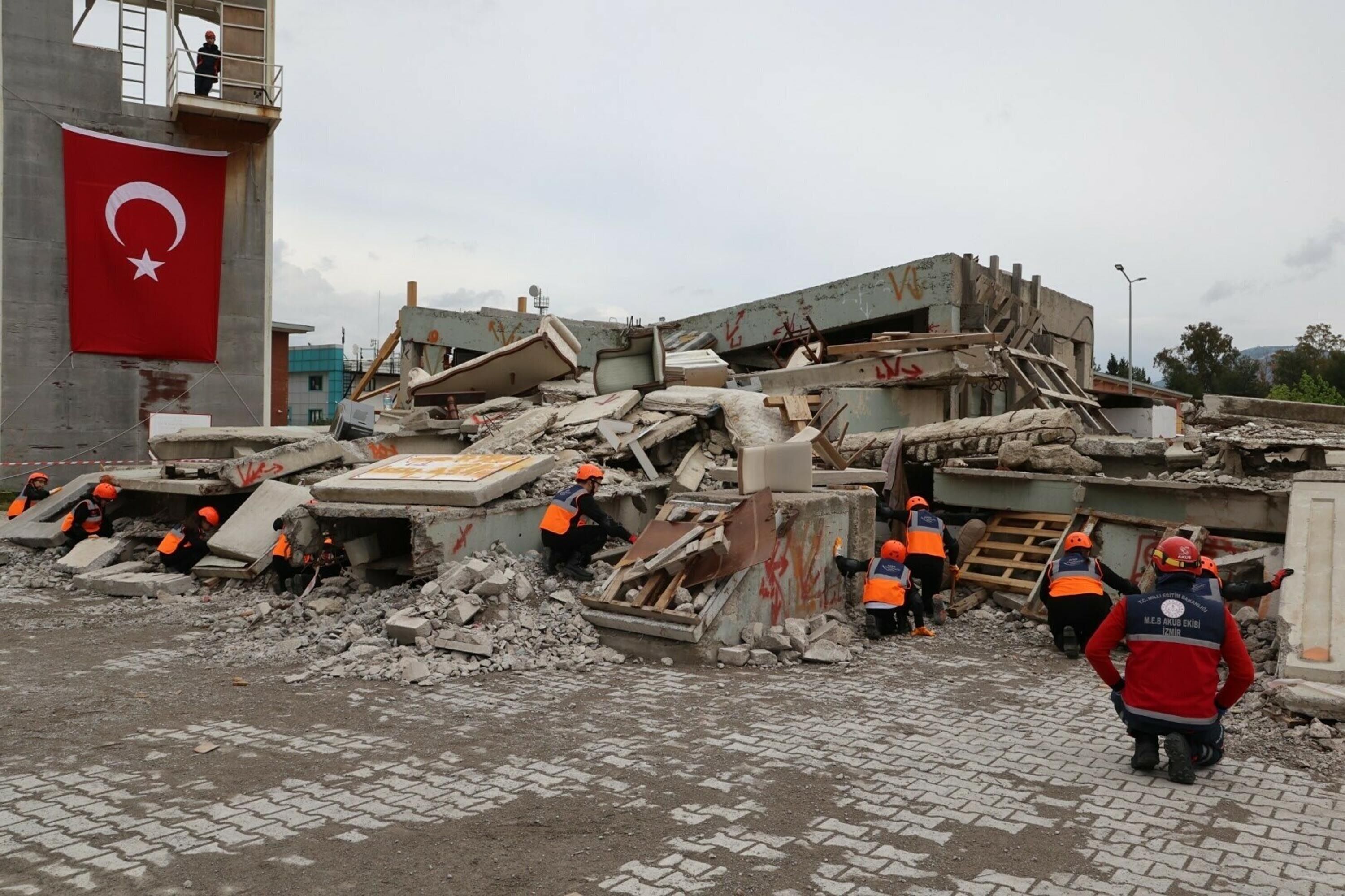 I Z M I R D E A F E T I C O C U K L A R Y O N E T T I 1275122 379492