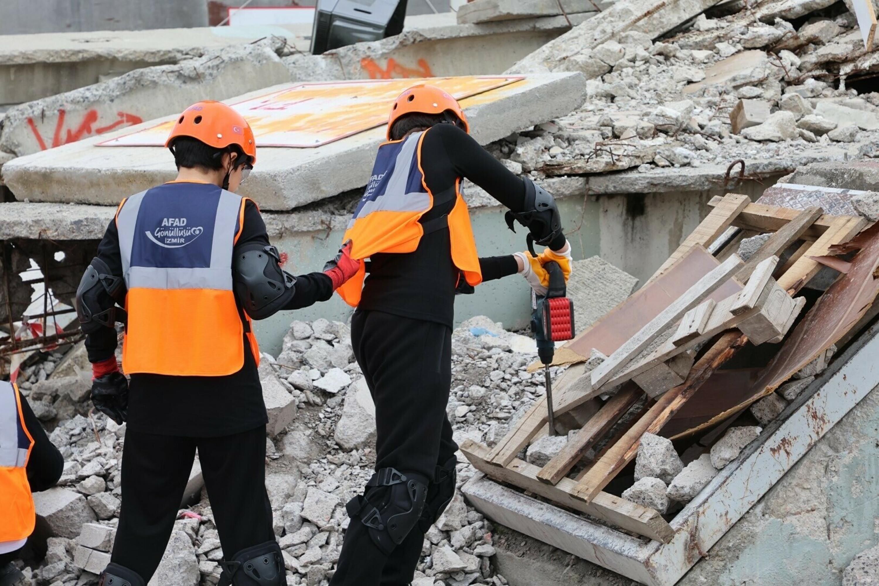 Izmirde Afeti Cocuklar Yonetti 1275120 379492 (1)