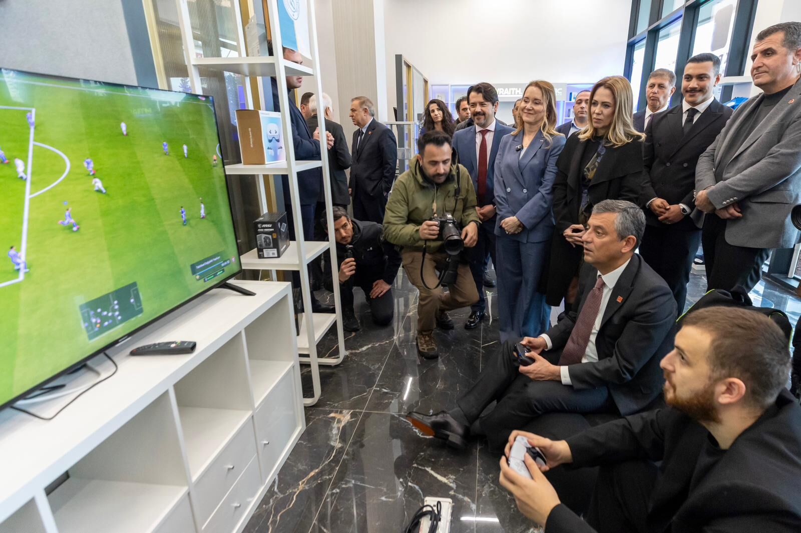 Konak’ta ‘Özel’ Açılış Ferdi Zeyrek’in Adı Gençlerle Buluştu (11)