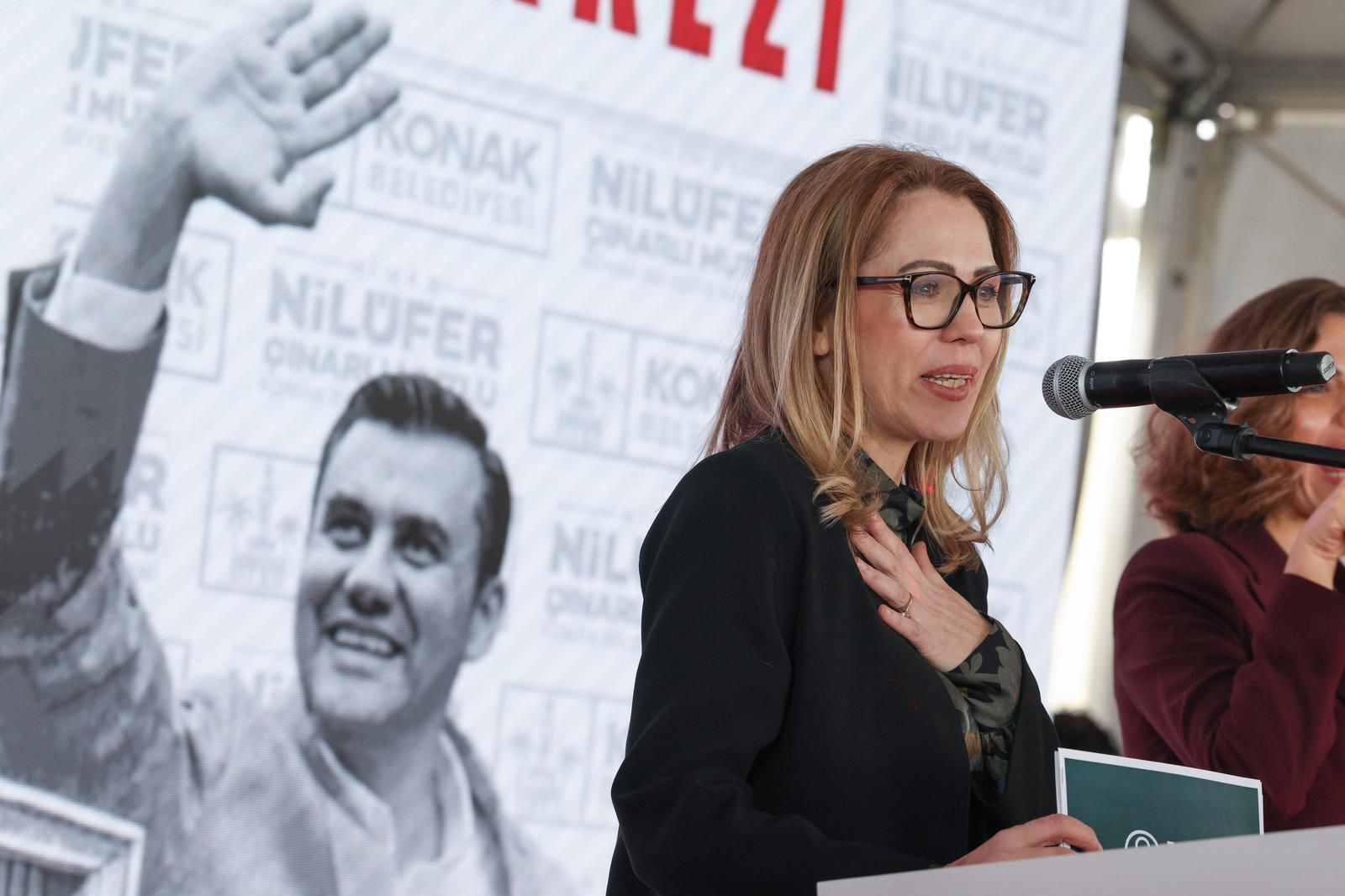 Konak’ta ‘Özel’ Açılış Ferdi Zeyrek’in Adı Gençlerle Buluştu (9)