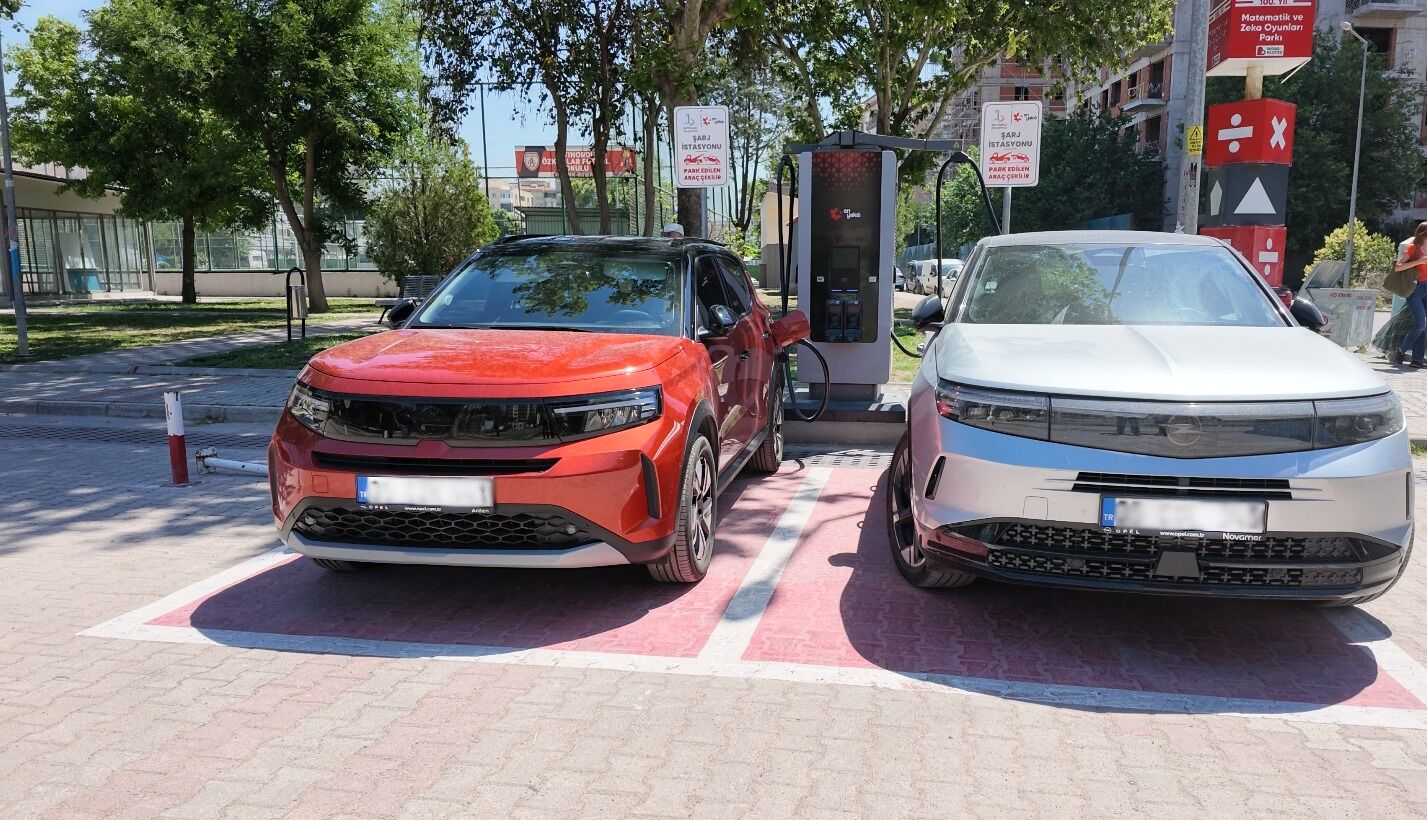 Bayrakli’da Elektri̇kli̇ Araç Şarj İstasyonlari Hi̇zmete Gi̇rdi̇ (6)