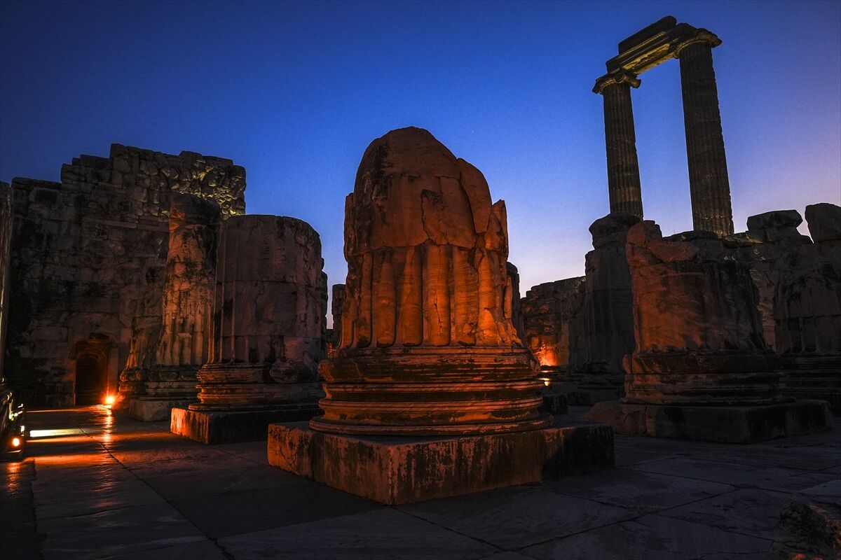 Tarihe gece yolculuğu: Apollon Tapınağı büyülüyor!