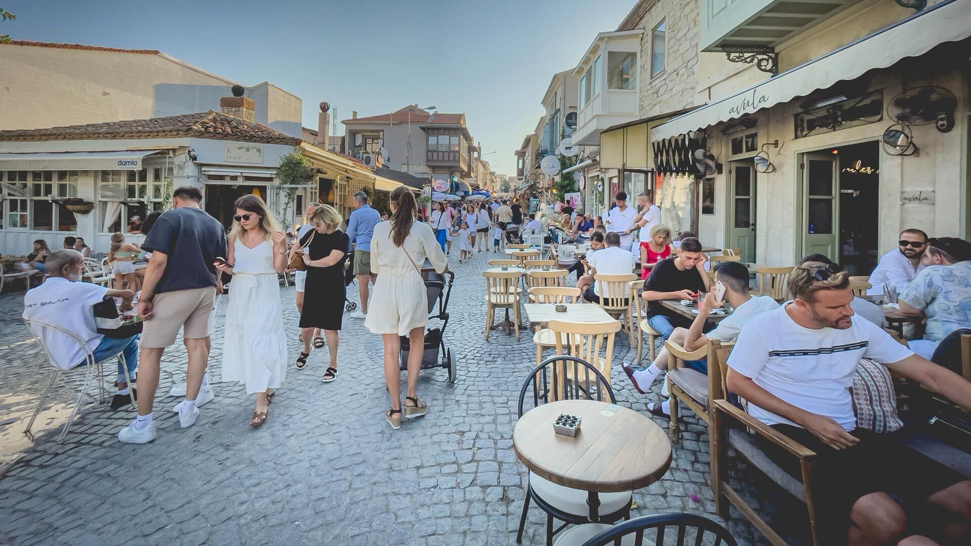 Alacati Otelleri Gezilecek Yerler Kalabalik Cadde I M G 1648