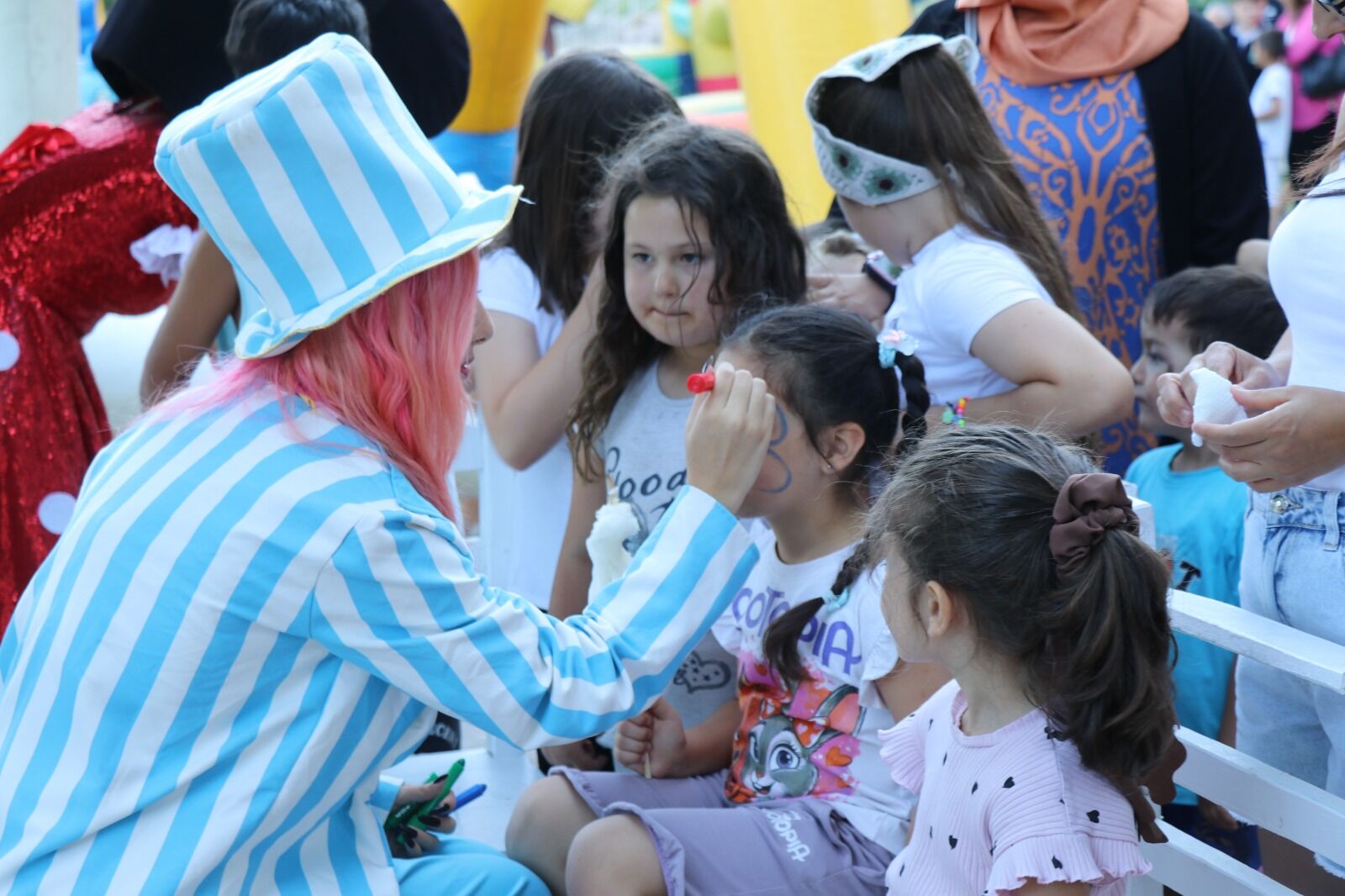 “Büyükşehir Çocuk Şenliği Gördes’te” Çocuklara Unutulmaz Bir Akşam Yaşattı (7)