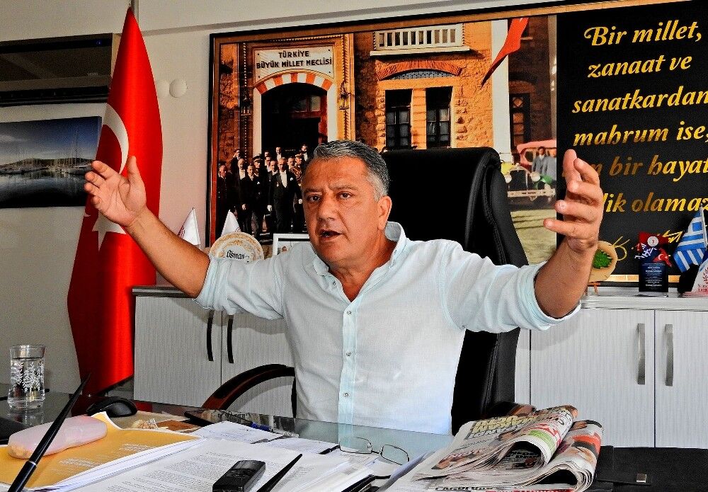 Çeşme’de esnaf başkanından “pahalılık” eleştirilerine tepki: 49 tane şampanya patlatıyorlar, patlatmasaydın!