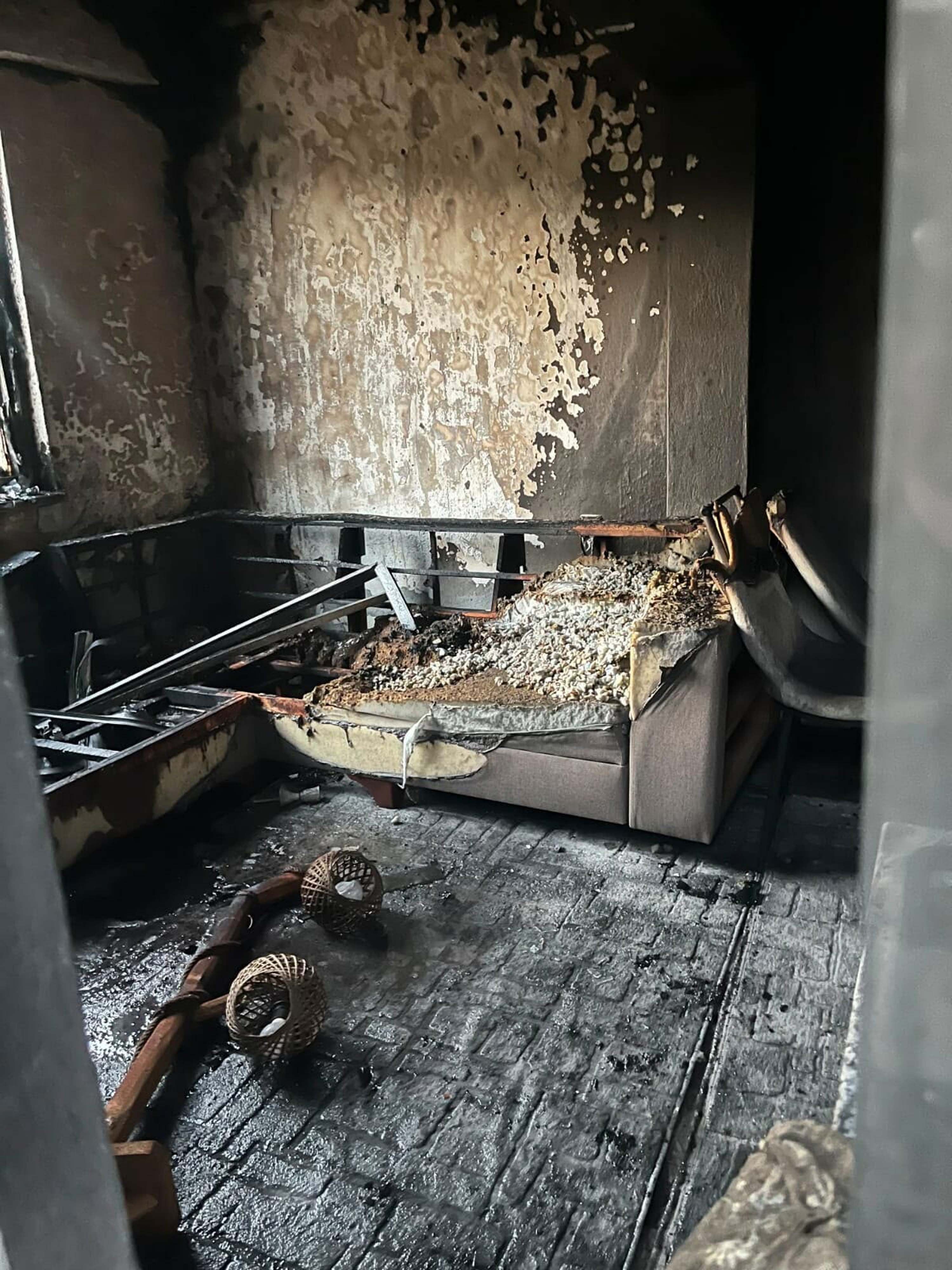 Eski Es Evi Atese Verdi Anne Ve 2 Kizi 1419219 421792 (1)