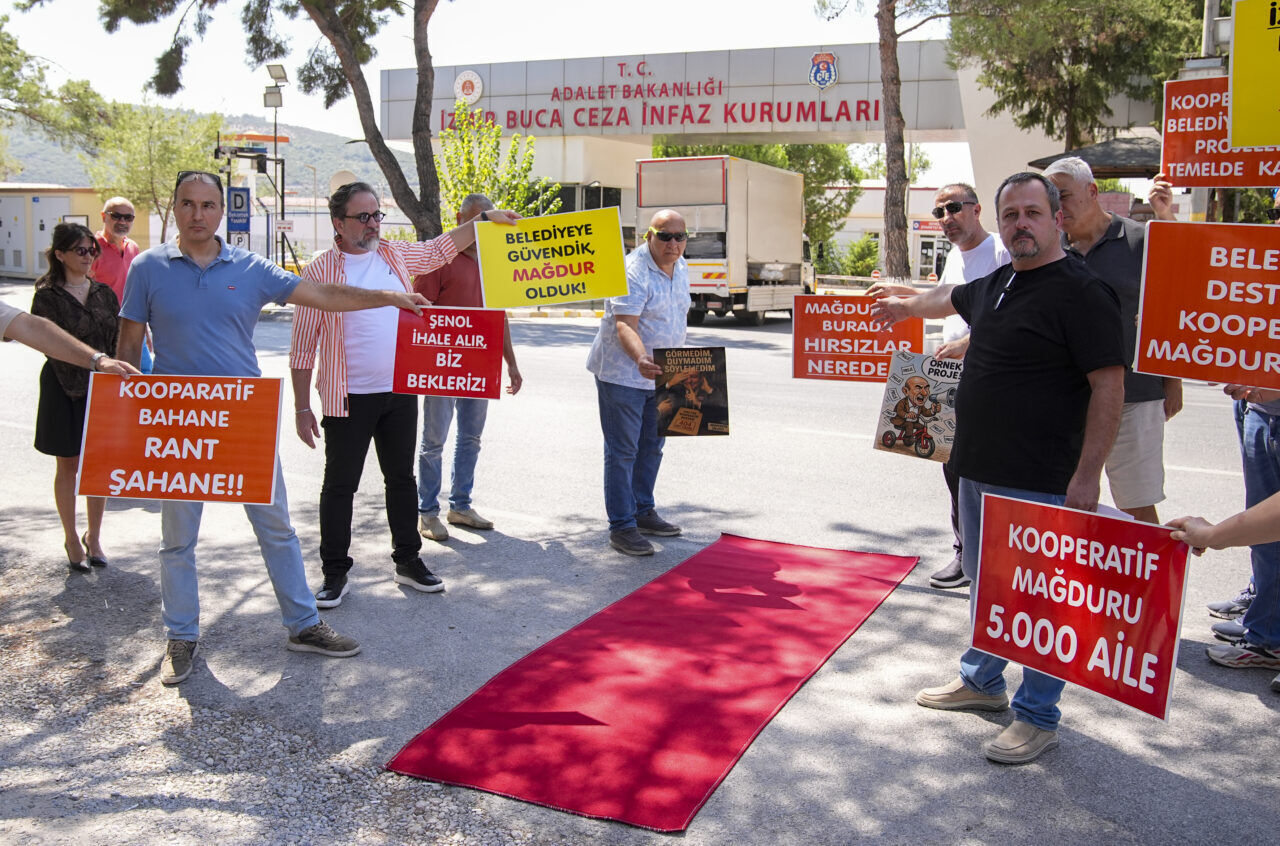 Izmirde Kooperatif Magdurlarindan Cezaevi Onunde Kirmizi Halili Eylem E0A44441975C