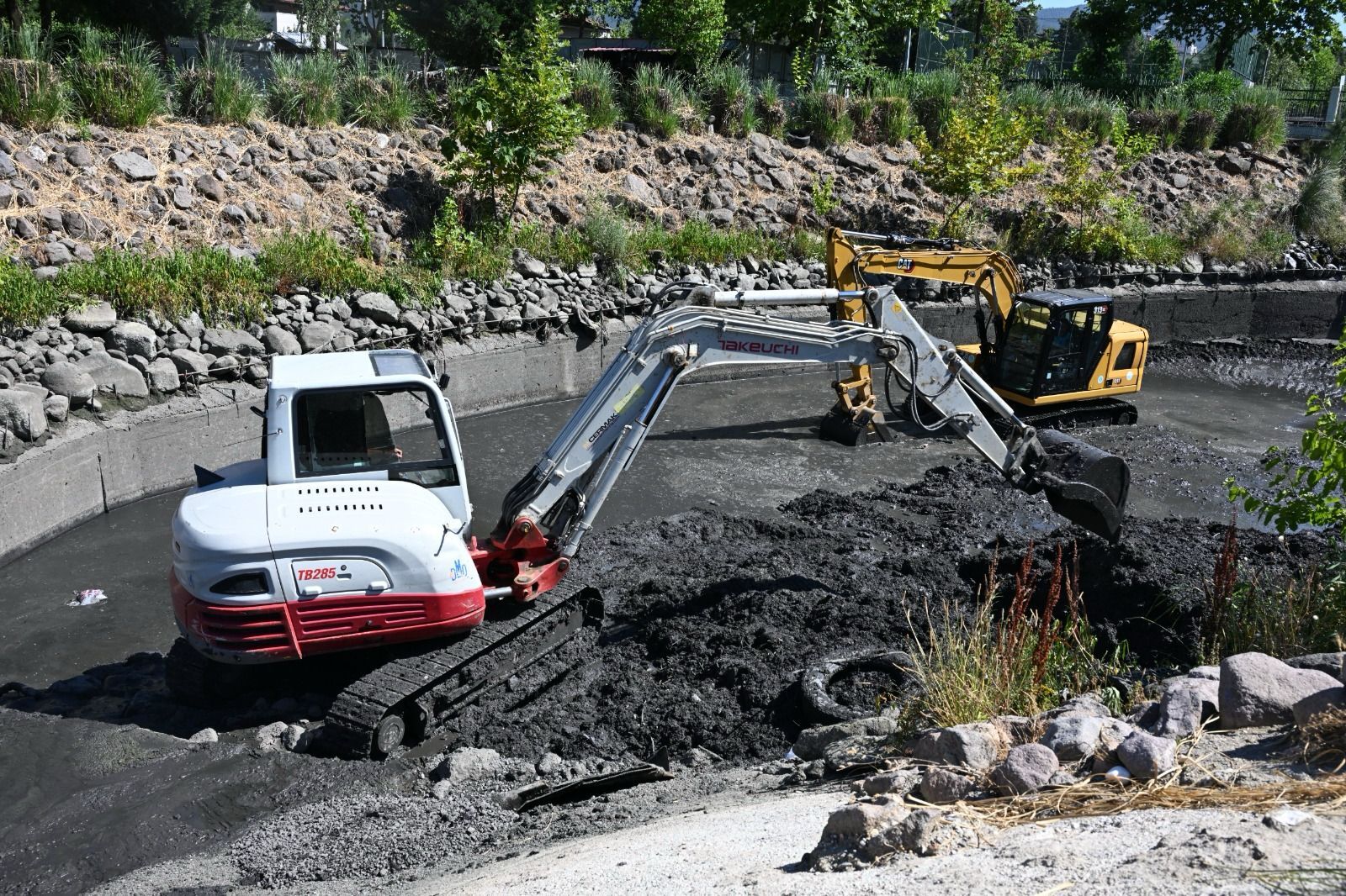 Safran Deresi Temizleniyor, Atatürk Kent Parkı Nefes Alıyor (2)