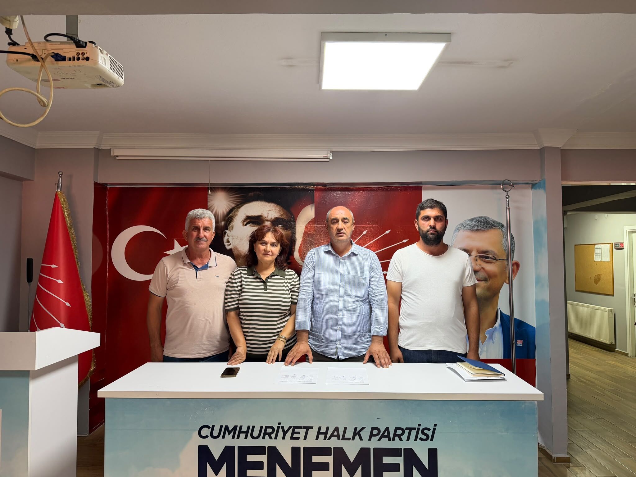 CHP Menemen’de örgüt dağıldı: İlçe yönetimi ve 12 meclis üyesi istifa etti!