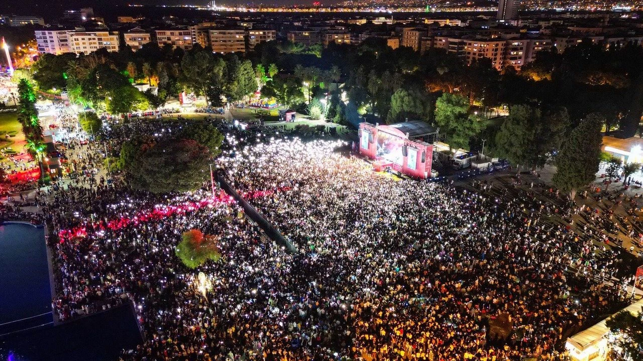 İzmir Büyükşehir'den İEF ihalesi... Çim konserleri için 60 milyonluk teklif!