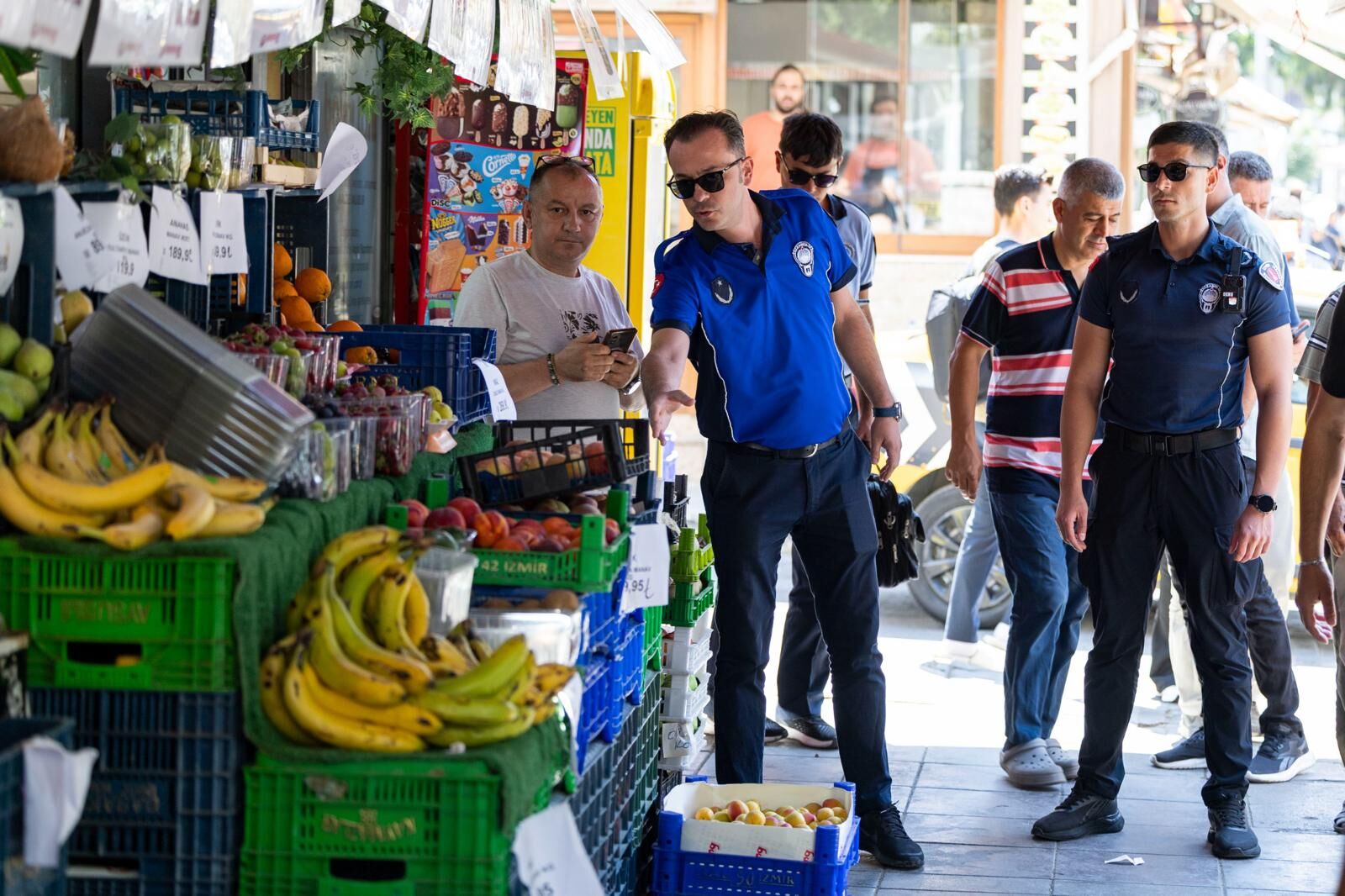 İzmir’de zabıtadan kaldırım işgali operasyonu!