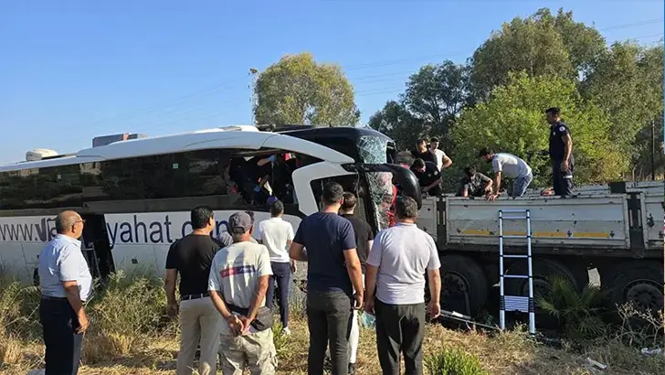 Muğla'da tur otobüsü, TIR'a çarptı: 4 ölü, 15 yaralı!