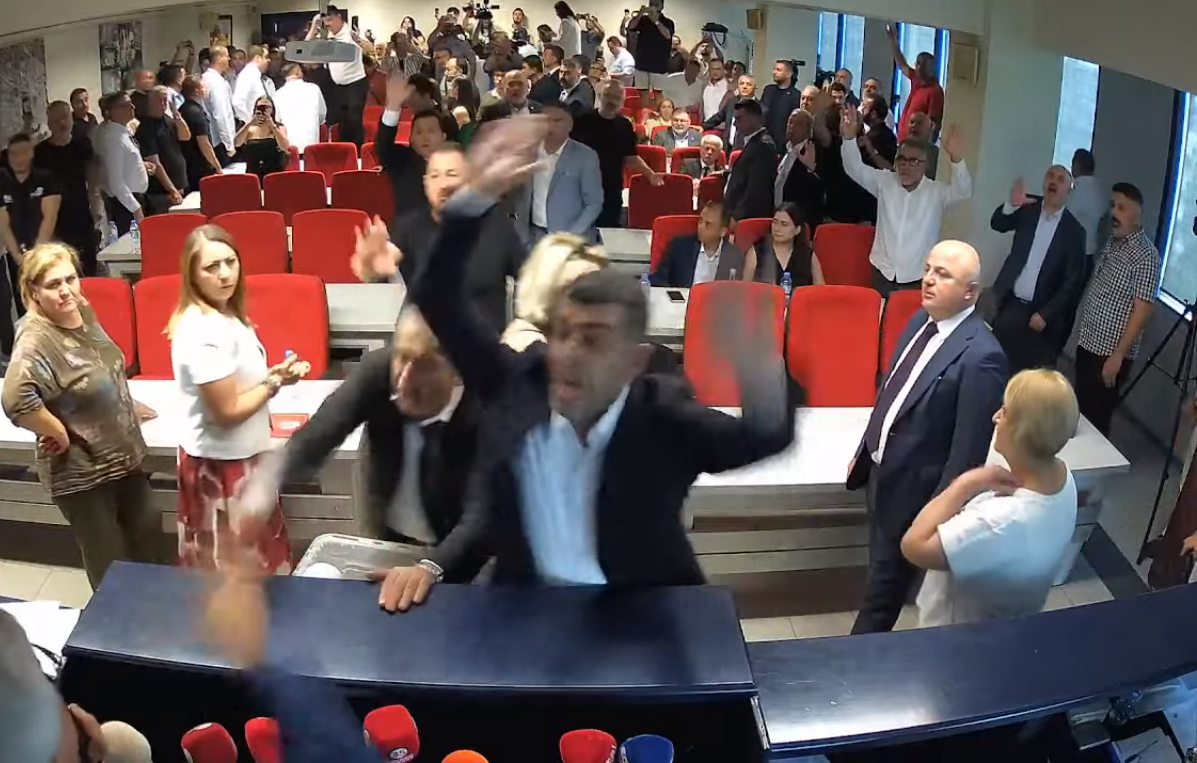 Menderes seçiminde büyük kavga!