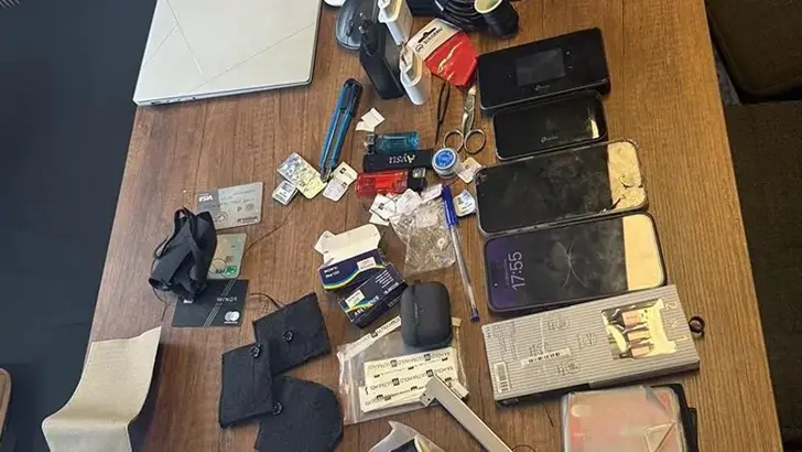 Çantadan kopya düzenekleri çıktı... Öğretmen gözaltına alındı!