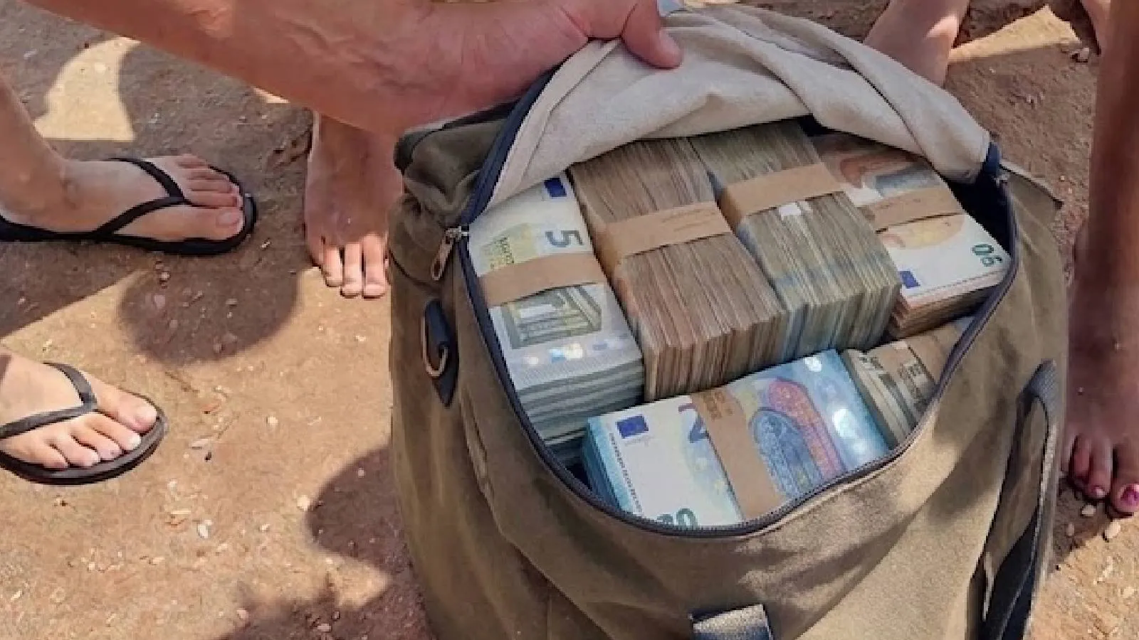 Tatilciler denizde 700 bin euro buldu