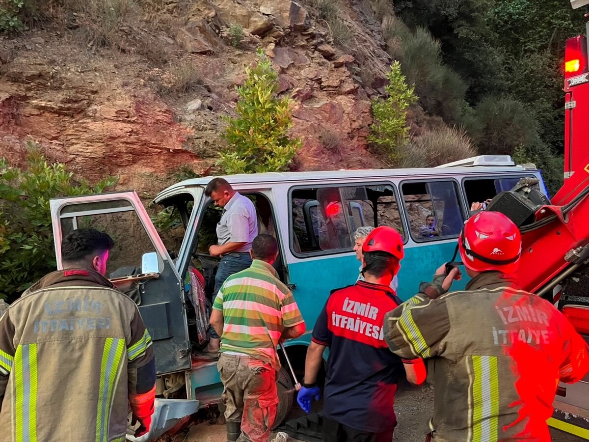 Freni tutmayan minibüs kontrolden çıktı... Ölü ve yaralılar var!