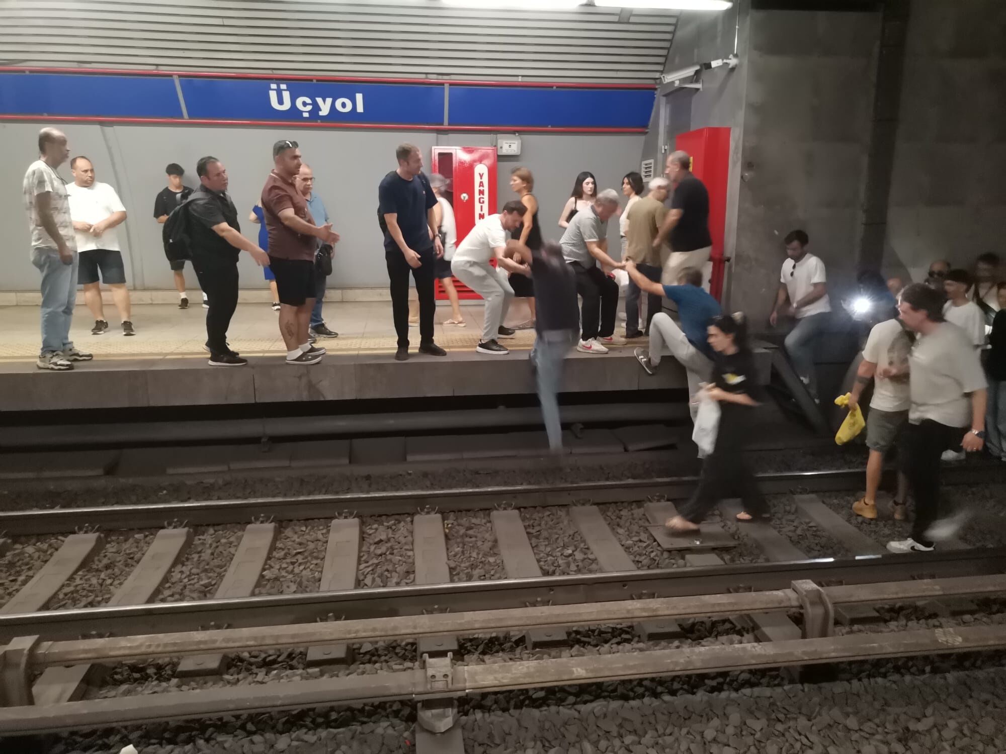 İzmir Metro'da arıza: Yolcular raylara indi!