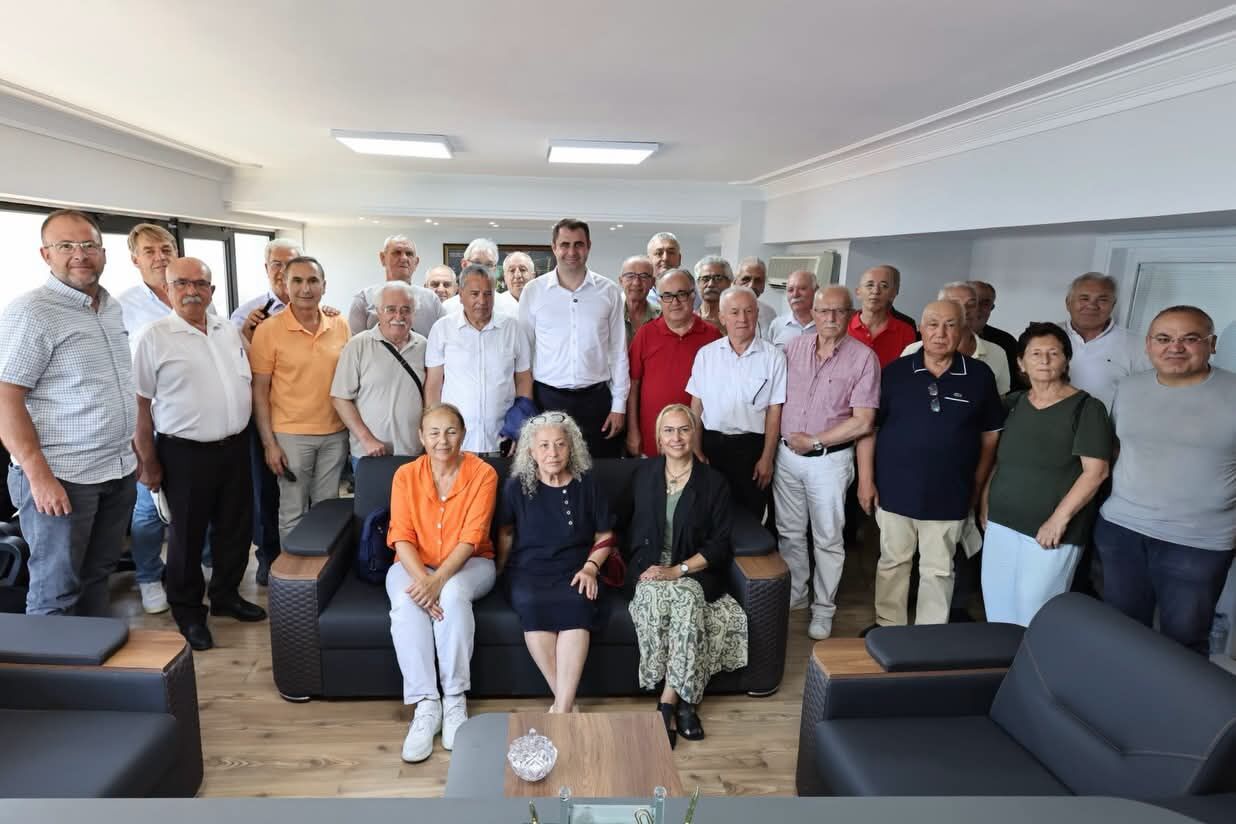 İzmir'de istifa dalgası sürüyor: 78 eski ilçe başkanından CHP'ye veda!