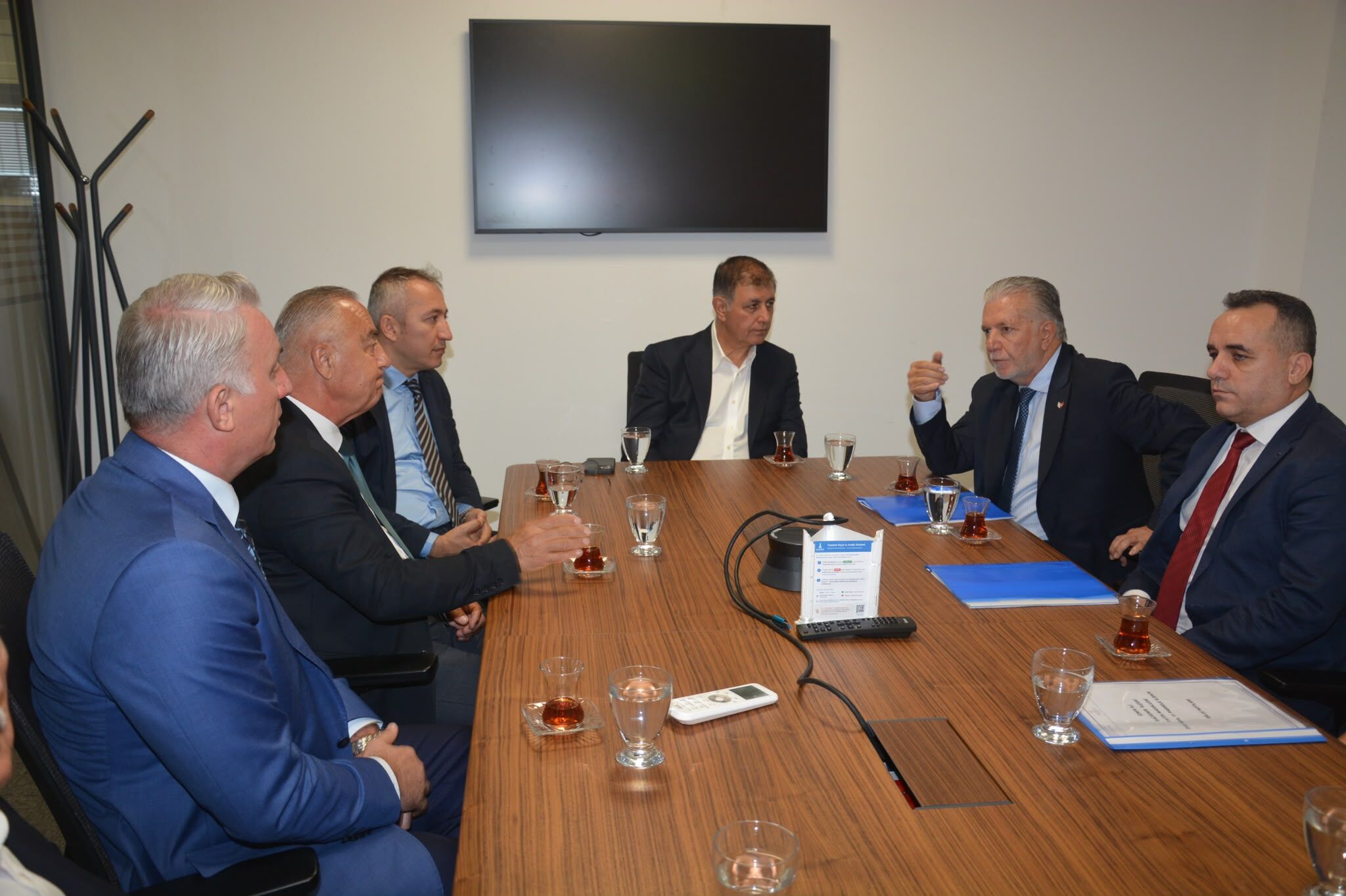 Tugay ve oda yöneticileri buluştu: Minibüslerin toplu ulaşıma entegrasyonu masada!
