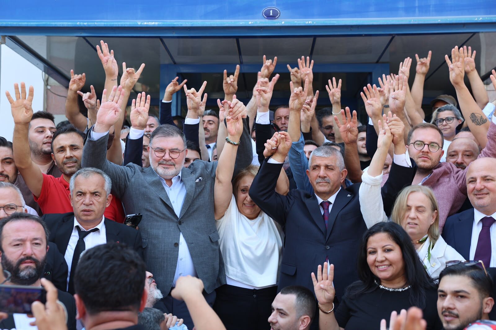 Menderes Belediyesi, AK Parti'ye geçti!