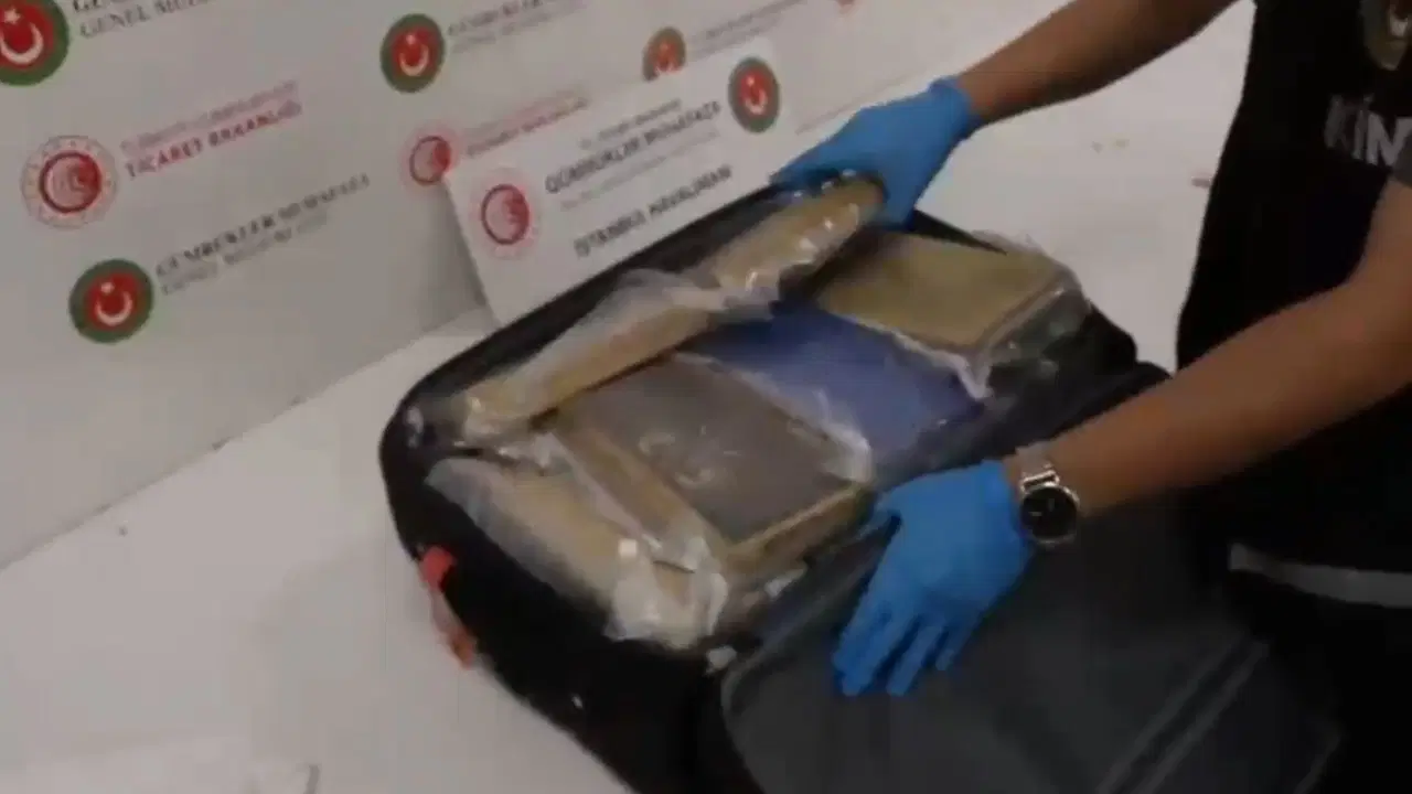 İstanbul Havalimanı'nda 51 kilo 500 gram kokain ele geçirildi: 3 gözaltı!
