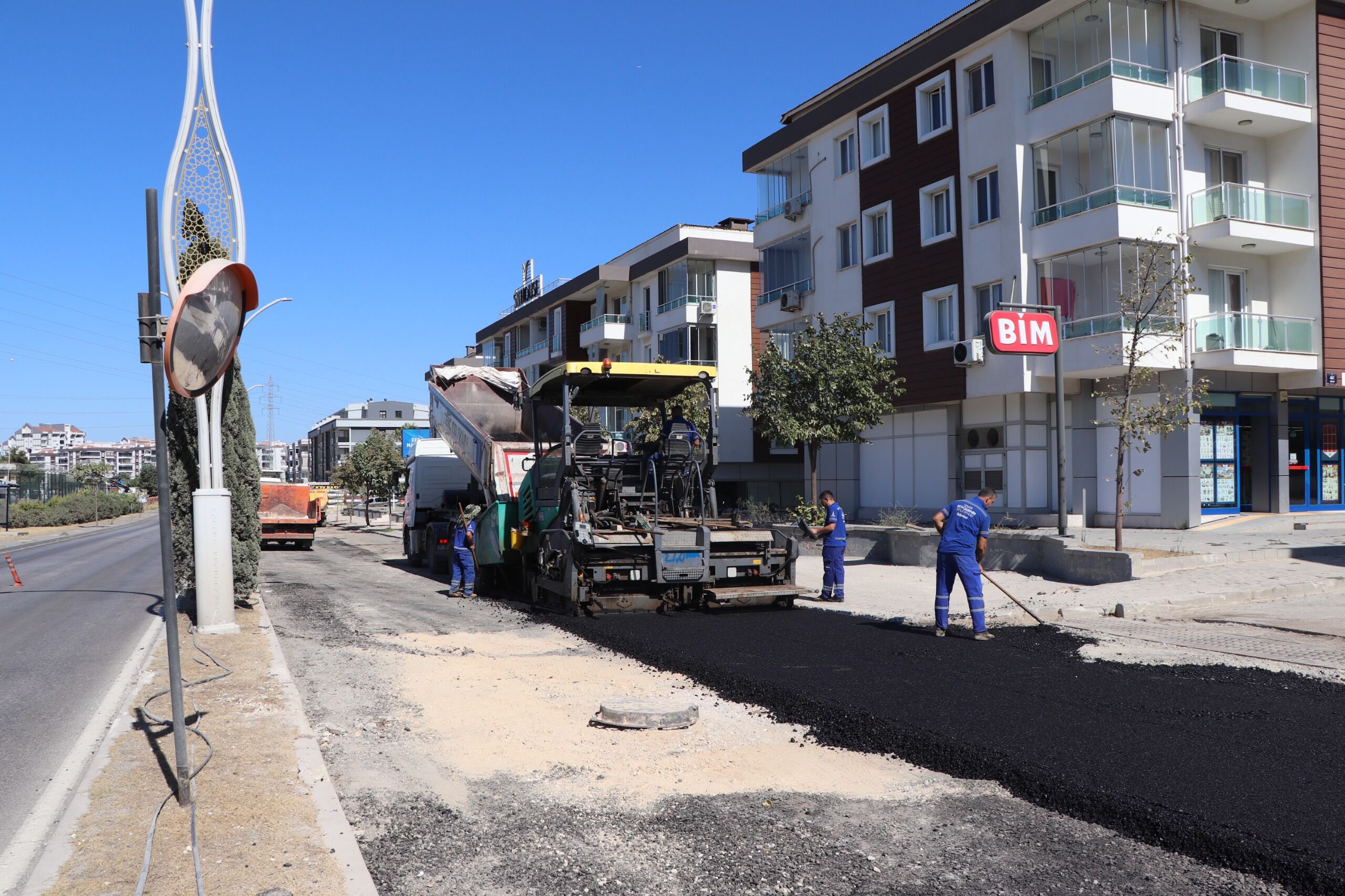İzmir’in iki ilçesinde yol mesaisi!