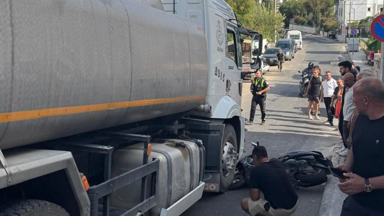 Motosiklet sürücüsü su tankerinin altında sıkıştı!