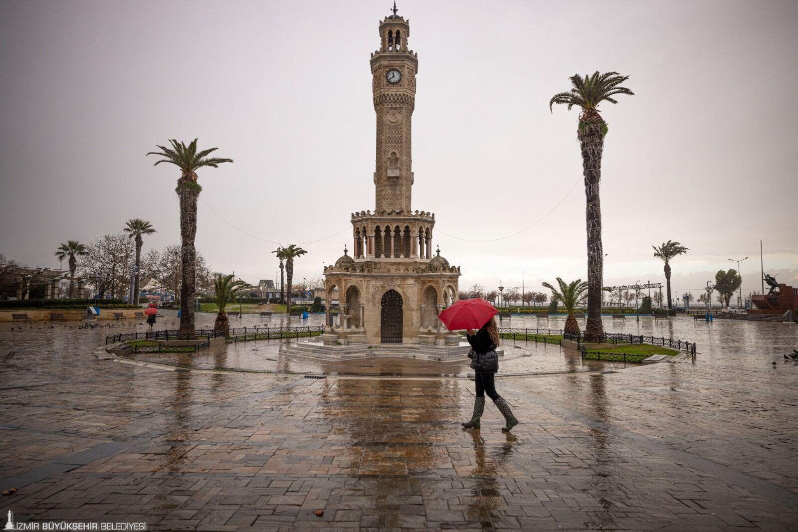 İzmir’de hafta sonu hava değişiyor: Sağanak geliyor!