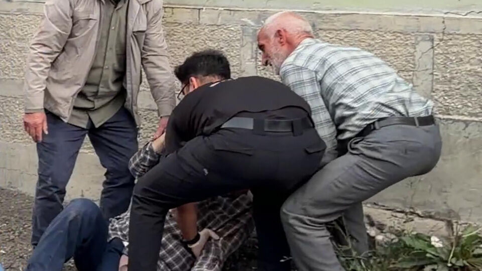 Çiftin yakınları çatıştı: 1’i polis 12 kişi yaralandı!