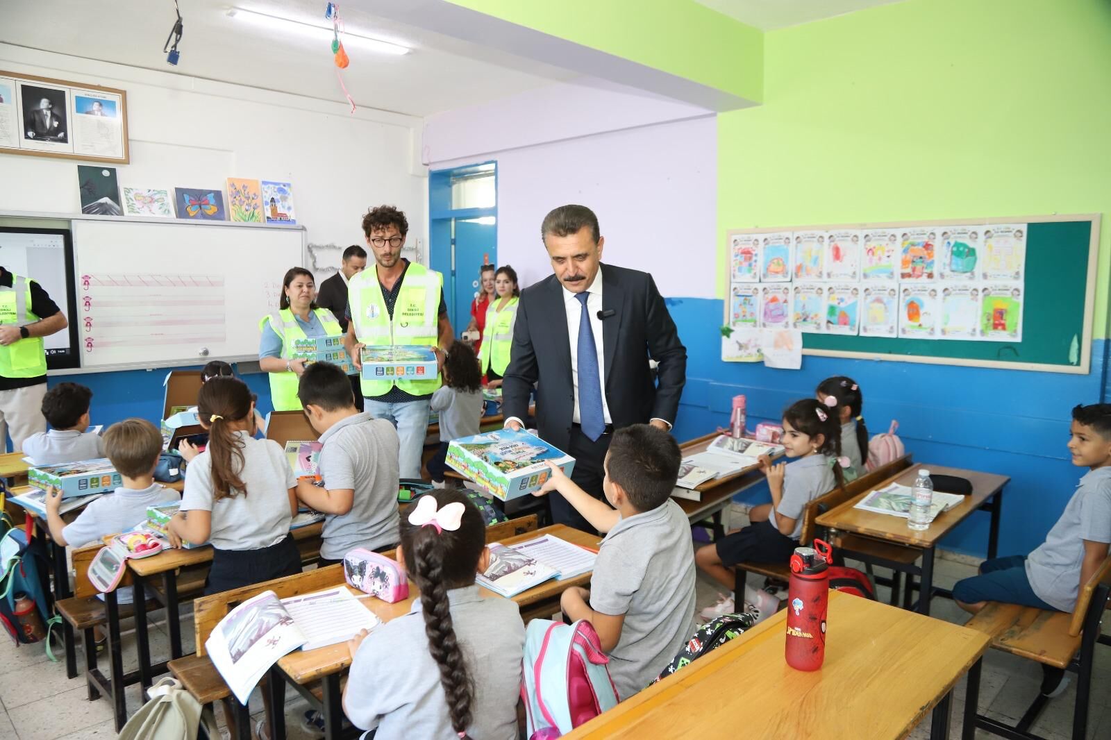 Dikili Belediyesi’nden ilk ders heyecanına anlamlı destek!