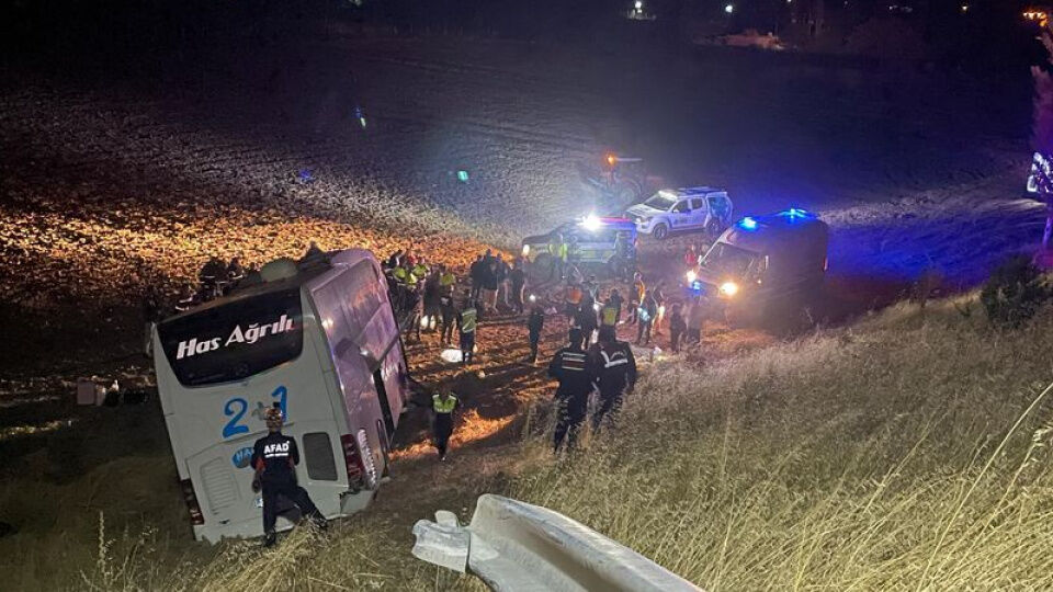 Merzifon'da yolcu otobüsü tarlaya girdi: 24 yaralı!