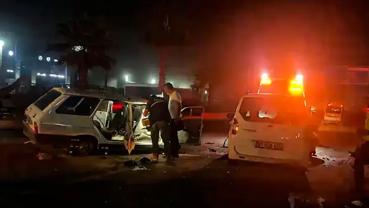 Otomobil, hafif ticari araçla çarpıştı: 1 ölü, 7 yaralı