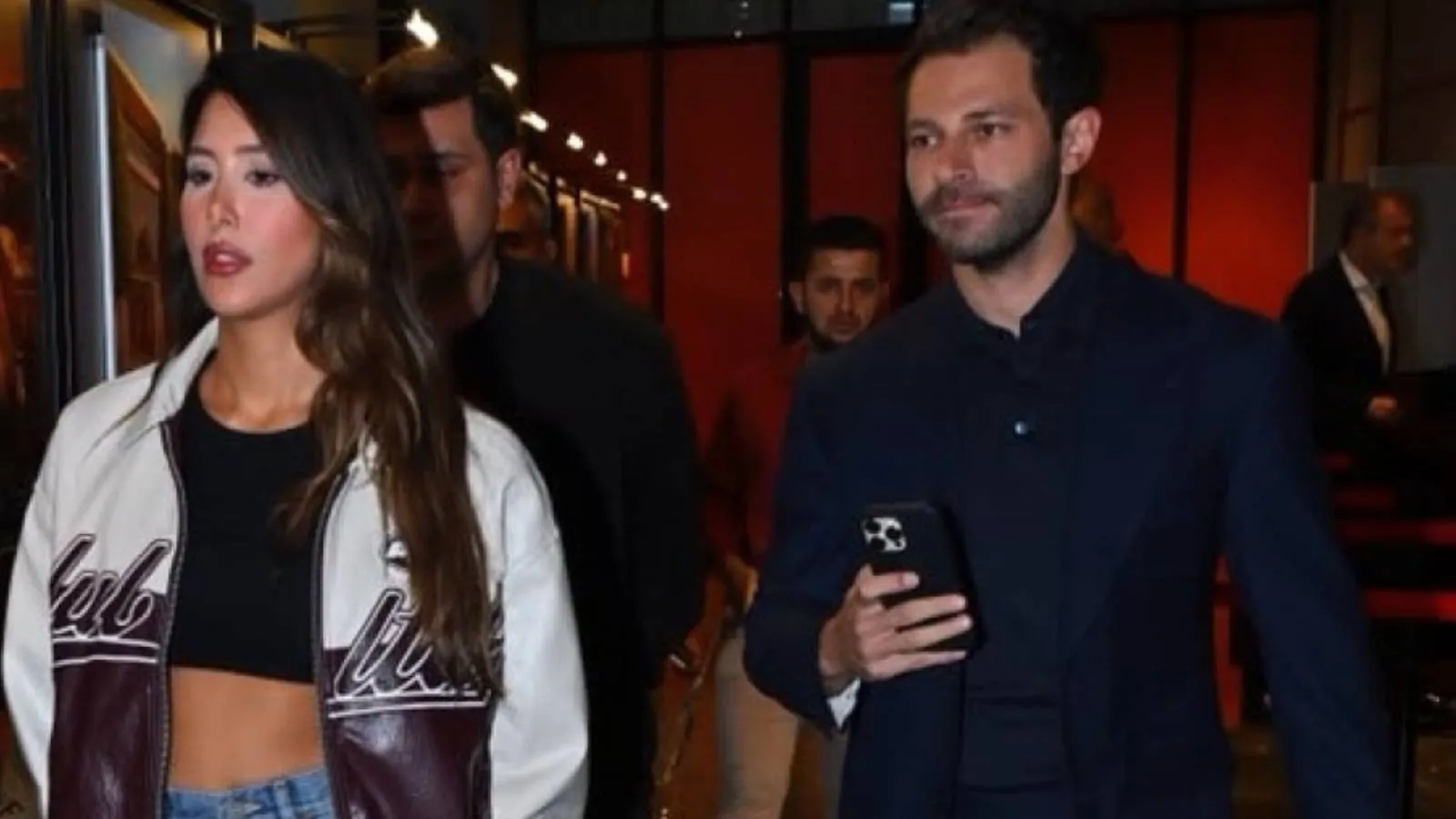 Hakan Sabancı, sergiye İspanyol model ile katıldı