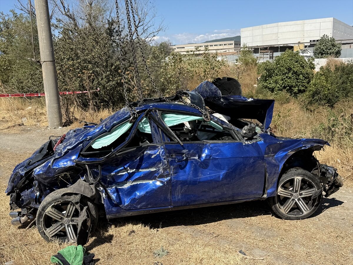 İzmir’de otomobil çaya uçtu... Korkunç kaza!